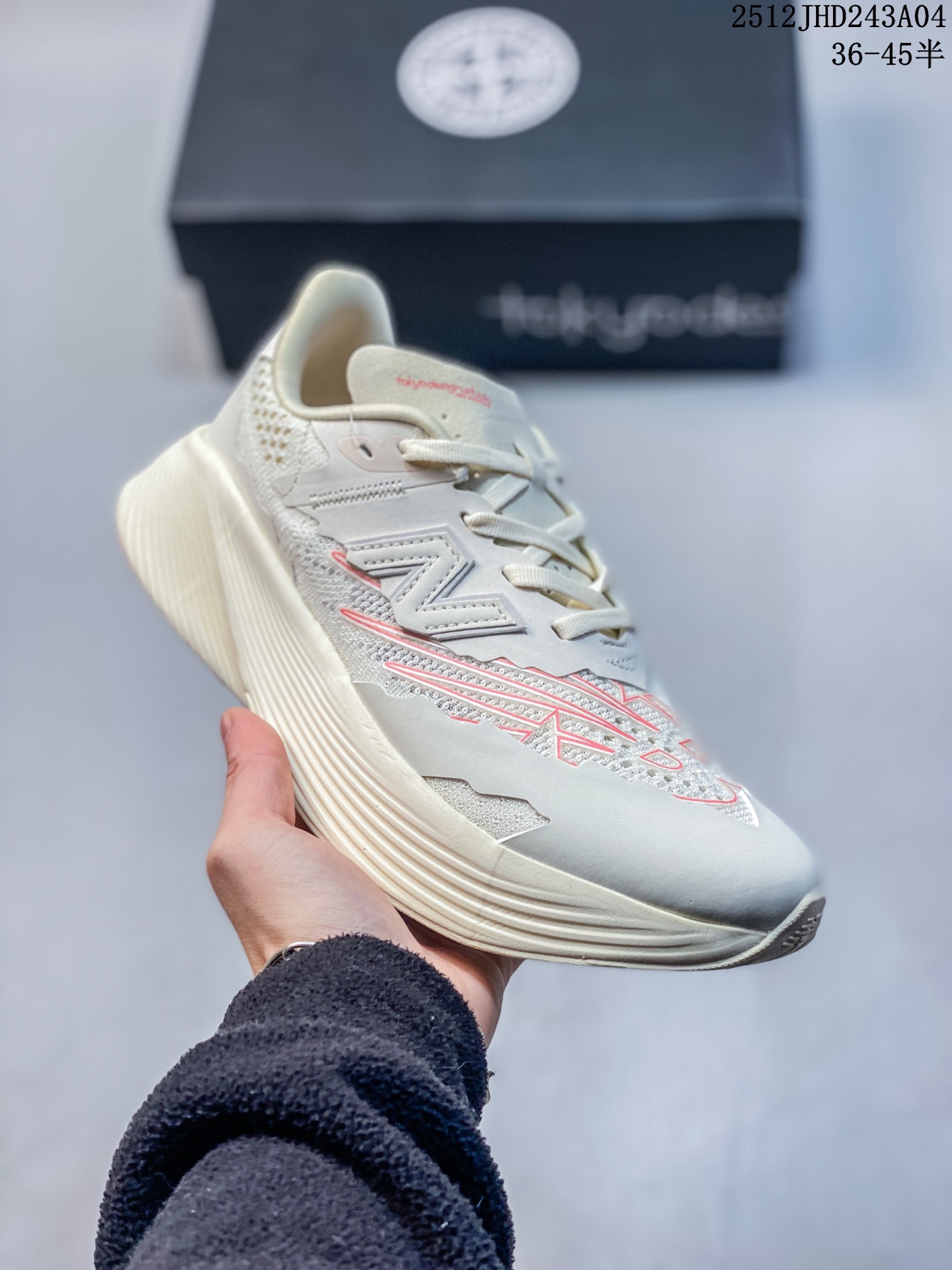 💰130
✅原楦原纸版开发版型#采用超轻透气3D针织网眼材料结构鞋面及打印Logo细节#中底嵌入FuelCell轻量化技术组合全掌碳纤维板❗️这双玩家口中「艺术品」的重磅联名，意大利机能时装品牌Stone Island x NBFuelCell RC Elite V2"Angora Mars Red"系列超轻量化低帮休闲运动慢跑鞋“网织镂空” 
12JHD243A04