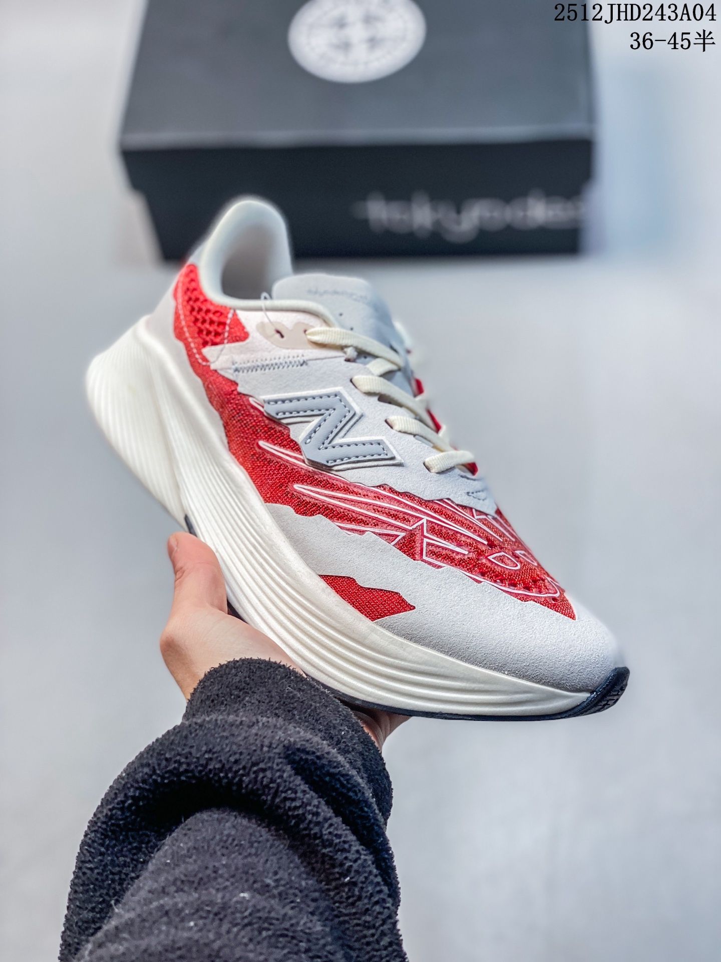 💰150
✅原楦原纸版开发版型#采用超轻透气3D针织网眼材料结构鞋面及打印Logo细节#中底嵌入FuelCell轻量化技术组合全掌碳纤维板❗️这双玩家口中「艺术品」的重磅联名，意大利机能时装品牌Stone Island x NBFuelCell RC Elite V2"Angora Mars Red"系列超轻量化低帮休闲运动慢跑鞋“网织镂空” 
12JHD243A04