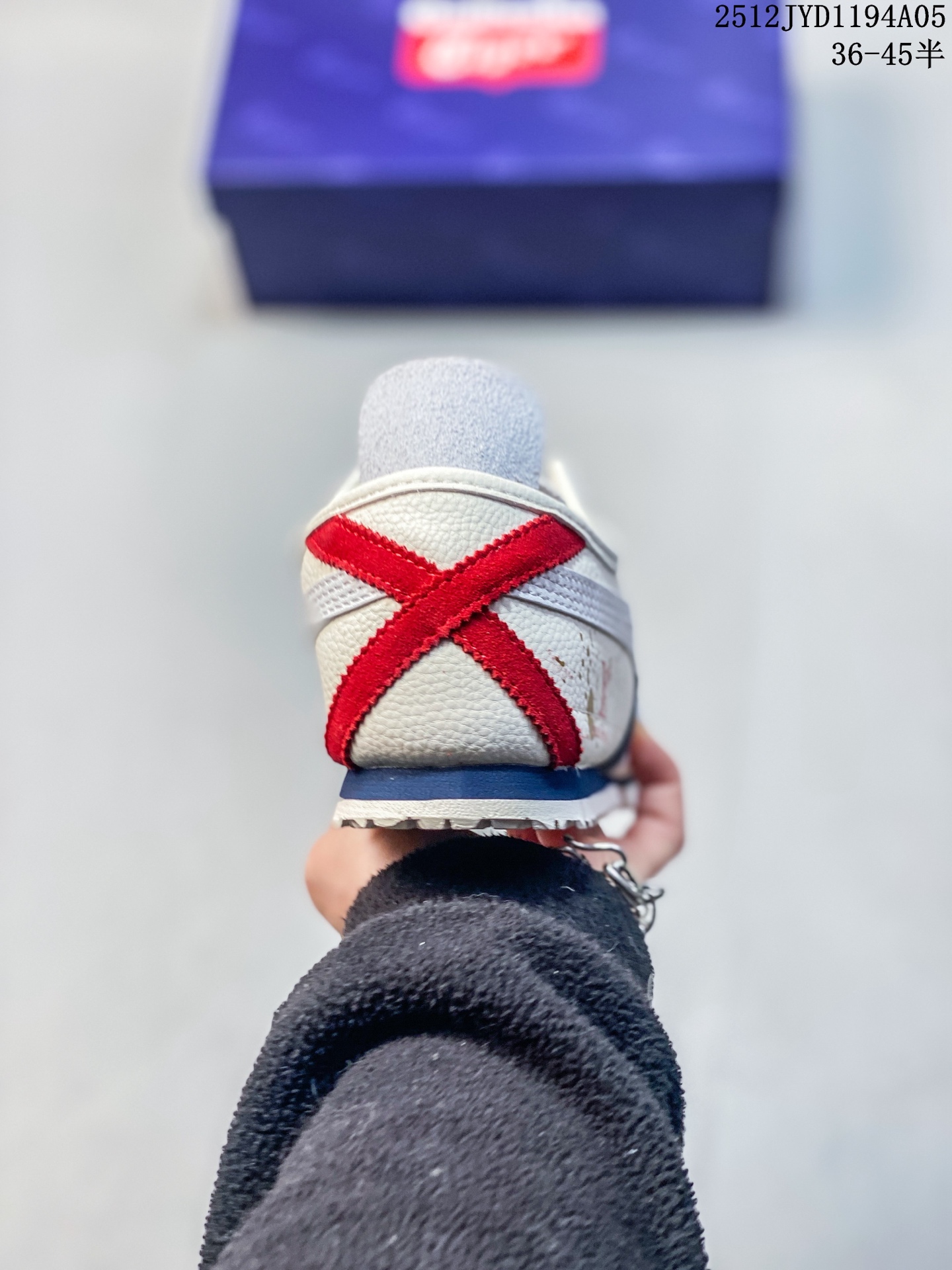 💰170
OnitsukaTiger 鬼冢虎 LV联名 低帮运动休闲鞋 黑色印花撞色条纹配色   亚瑟士鬼冢虎复古经典板鞋经典传承及创新锐意，纹路、色泽、皮心颜色 质感百分百还原 大厂出品 超成熟稳定的做工  细节品控 
货号：DL408-140
尺码： 36 37 37.5 38 39 39.5 40.5 41.5 42 42.5 43.5 44 44.5  45
12JYD1194A05