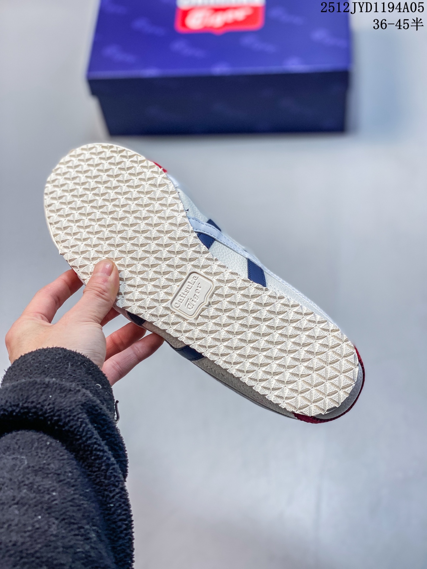 💰170
OnitsukaTiger 鬼冢虎 LV联名 低帮运动休闲鞋 黑色印花撞色条纹配色   亚瑟士鬼冢虎复古经典板鞋经典传承及创新锐意，纹路、色泽、皮心颜色 质感百分百还原 大厂出品 超成熟稳定的做工  细节品控 
货号：DL408-140
尺码： 36 37 37.5 38 39 39.5 40.5 41.5 42 42.5 43.5 44 44.5  45
12JYD1194A05