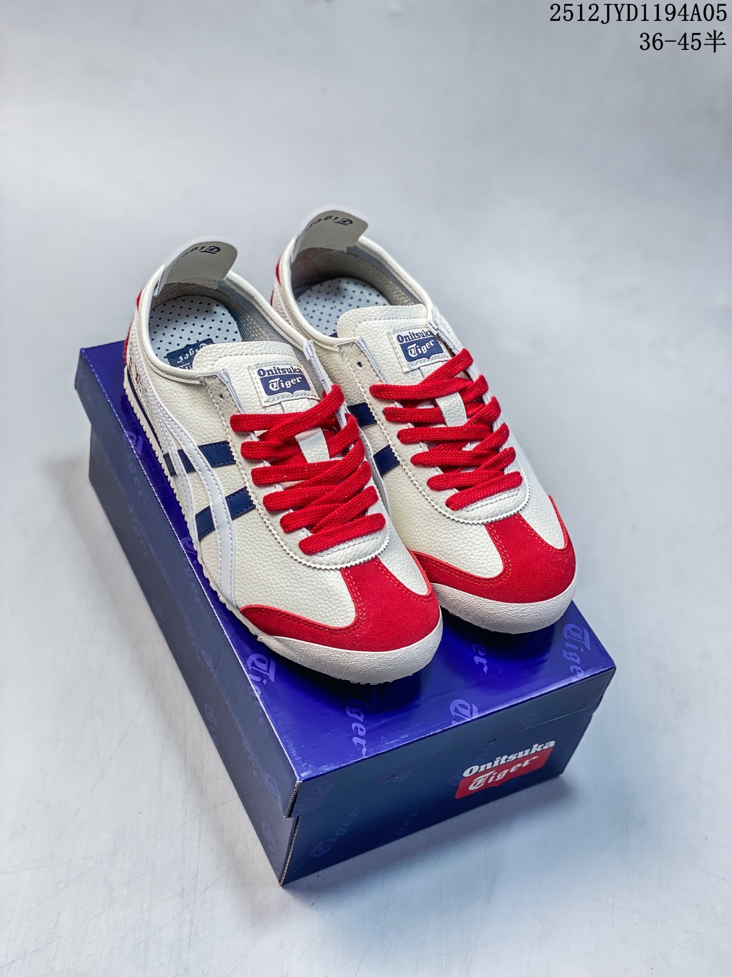 🈴️💰160
OnitsukaTiger 鬼冢虎 LV联名 低帮运动休闲鞋 黑色印花撞色条纹配色   亚瑟士鬼冢虎复古经典板鞋经典传承及创新锐意，纹路、色泽、皮心颜色 质感百分百还原 大厂出品 超成熟稳定的做工  细节品控 
货号：DL408-140
尺码： 36 37 37.5 38 39 39.5 40.5 41.5 42 42.5 43.5 44 44.5  45
12JYD1194A05