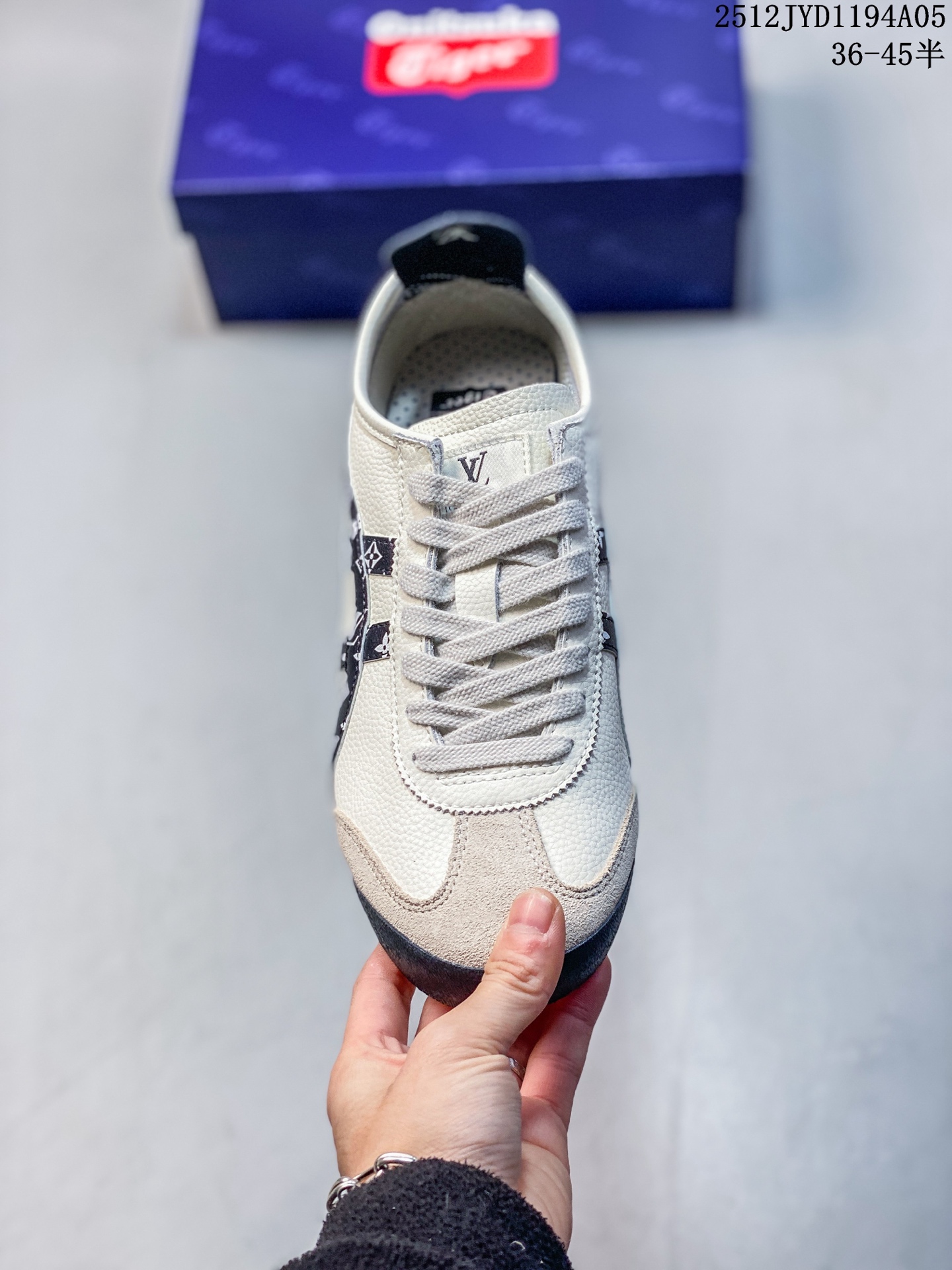 💰170
OnitsukaTiger 鬼冢虎 LV联名 低帮运动休闲鞋 黑色印花撞色条纹配色   亚瑟士鬼冢虎复古经典板鞋经典传承及创新锐意，纹路、色泽、皮心颜色 质感百分百还原 大厂出品 超成熟稳定的做工  细节品控 
货号：DL408-140
尺码： 36 37 37.5 38 39 39.5 40.5 41.5 42 42.5 43.5 44 44.5  45
12JYD1194A05