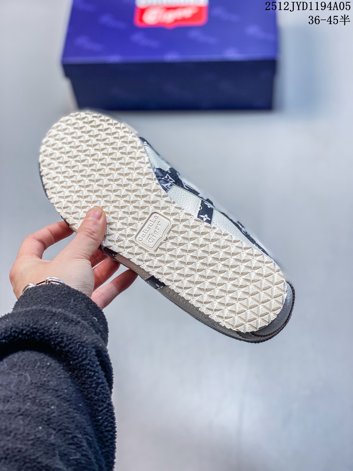 💰170
OnitsukaTiger 鬼冢虎 LV联名 低帮运动休闲鞋 黑色印花撞色条纹配色   亚瑟士鬼冢虎复古经典板鞋经典传承及创新锐意，纹路、色泽、皮心颜色 质感百分百还原 大厂出品 超成熟稳定的做工  细节品控 
货号：DL408-140
尺码： 36 37 37.5 38 39 39.5 40.5 41.5 42 42.5 43.5 44 44.5  45
12JYD1194A05