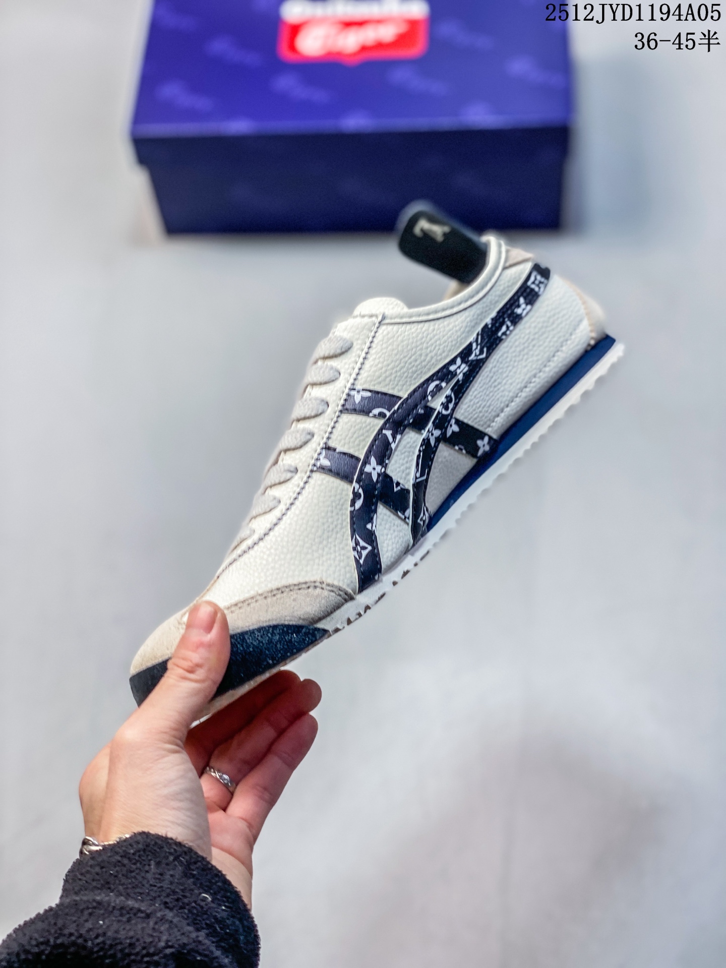 💰160
OnitsukaTiger 鬼冢虎 LV联名 低帮运动休闲鞋 黑色印花撞色条纹配色   亚瑟士鬼冢虎复古经典板鞋经典传承及创新锐意，纹路、色泽、皮心颜色 质感百分百还原 大厂出品 超成熟稳定的做工  细节品控 
货号：DL408-140
尺码： 36 37 37.5 38 39 39.5 40.5 41.5 42 42.5 43.5 44 44.5  45
12JYD1194A05