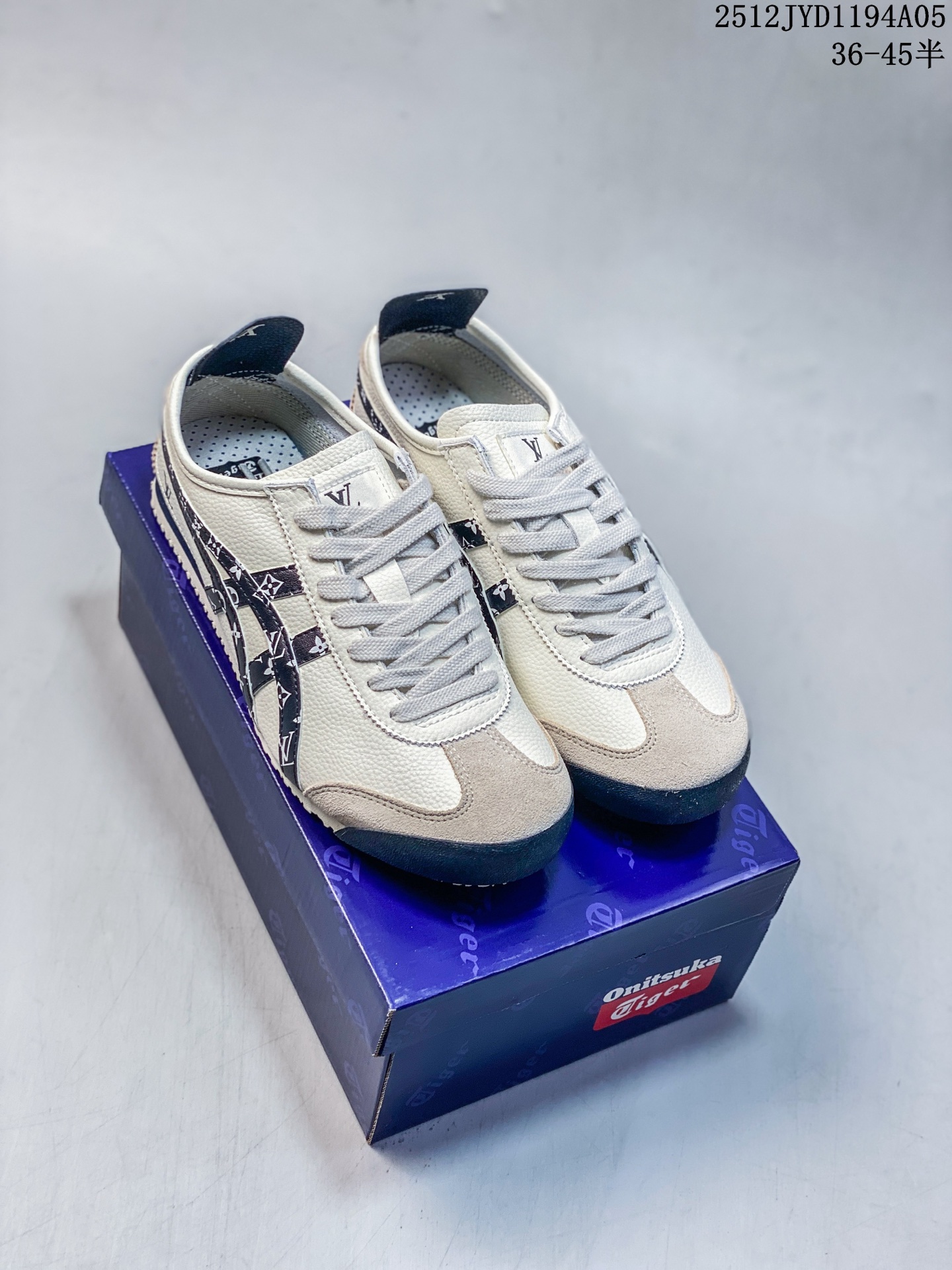 🈴️💰170
OnitsukaTiger 鬼冢虎 LV联名 低帮运动休闲鞋 黑色印花撞色条纹配色   亚瑟士鬼冢虎复古经典板鞋经典传承及创新锐意，纹路、色泽、皮心颜色 质感百分百还原 大厂出品 超成熟稳定的做工  细节品控 
货号：DL408-140
尺码： 36 37 37.5 38 39 39.5 40.5 41.5 42 42.5 43.5 44 44.5  45
12JYD1194A05