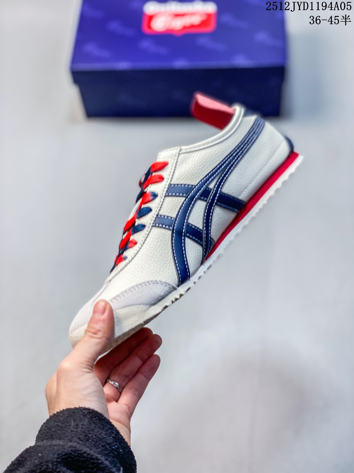 💰160
OnitsukaTiger 鬼冢虎 LV联名 低帮运动休闲鞋 黑色印花撞色条纹配色   亚瑟士鬼冢虎复古经典板鞋经典传承及创新锐意，纹路、色泽、皮心颜色 质感百分百还原 大厂出品 超成熟稳定的做工  细节品控 
货号：DL408-140
尺码： 36 37 37.5 38 39 39.5 40.5 41.5 42 42.5 43.5 44 44.5  45
12JYD1194A05