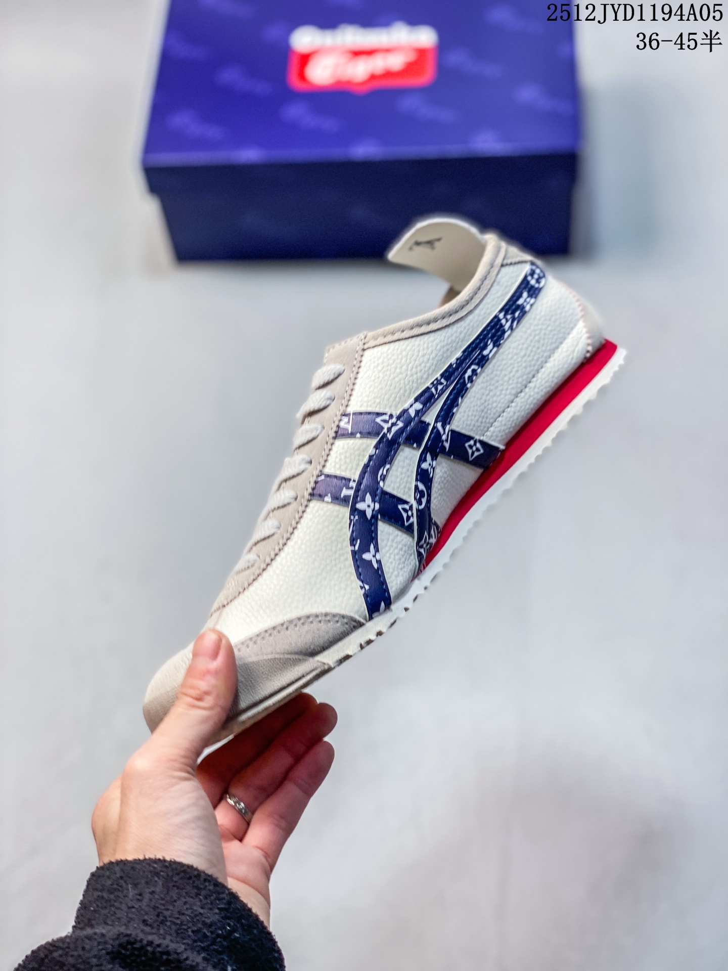 💰160
OnitsukaTiger 鬼冢虎 LV联名 低帮运动休闲鞋 黑色印花撞色条纹配色   亚瑟士鬼冢虎复古经典板鞋经典传承及创新锐意，纹路、色泽、皮心颜色 质感百分百还原 大厂出品 超成熟稳定的做工  细节品控 
货号：DL408-140
尺码： 36 37 37.5 38 39 39.5 40.5 41.5 42 42.5 43.5 44 44.5  45
12JYD1194A05