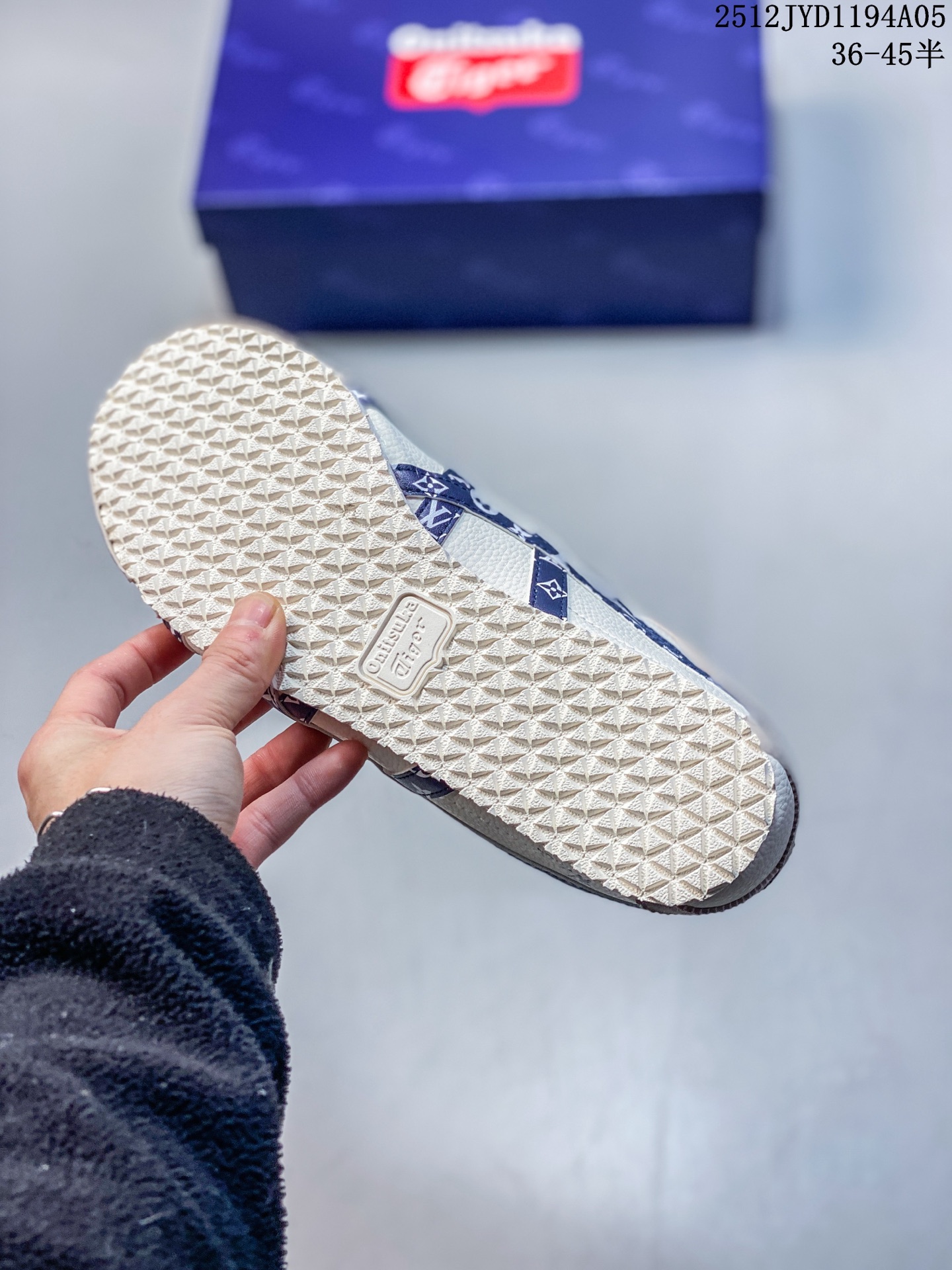 💰170
OnitsukaTiger 鬼冢虎 LV联名 低帮运动休闲鞋 黑色印花撞色条纹配色   亚瑟士鬼冢虎复古经典板鞋经典传承及创新锐意，纹路、色泽、皮心颜色 质感百分百还原 大厂出品 超成熟稳定的做工  细节品控 
货号：DL408-140
尺码： 36 37 37.5 38 39 39.5 40.5 41.5 42 42.5 43.5 44 44.5  45
12JYD1194A05