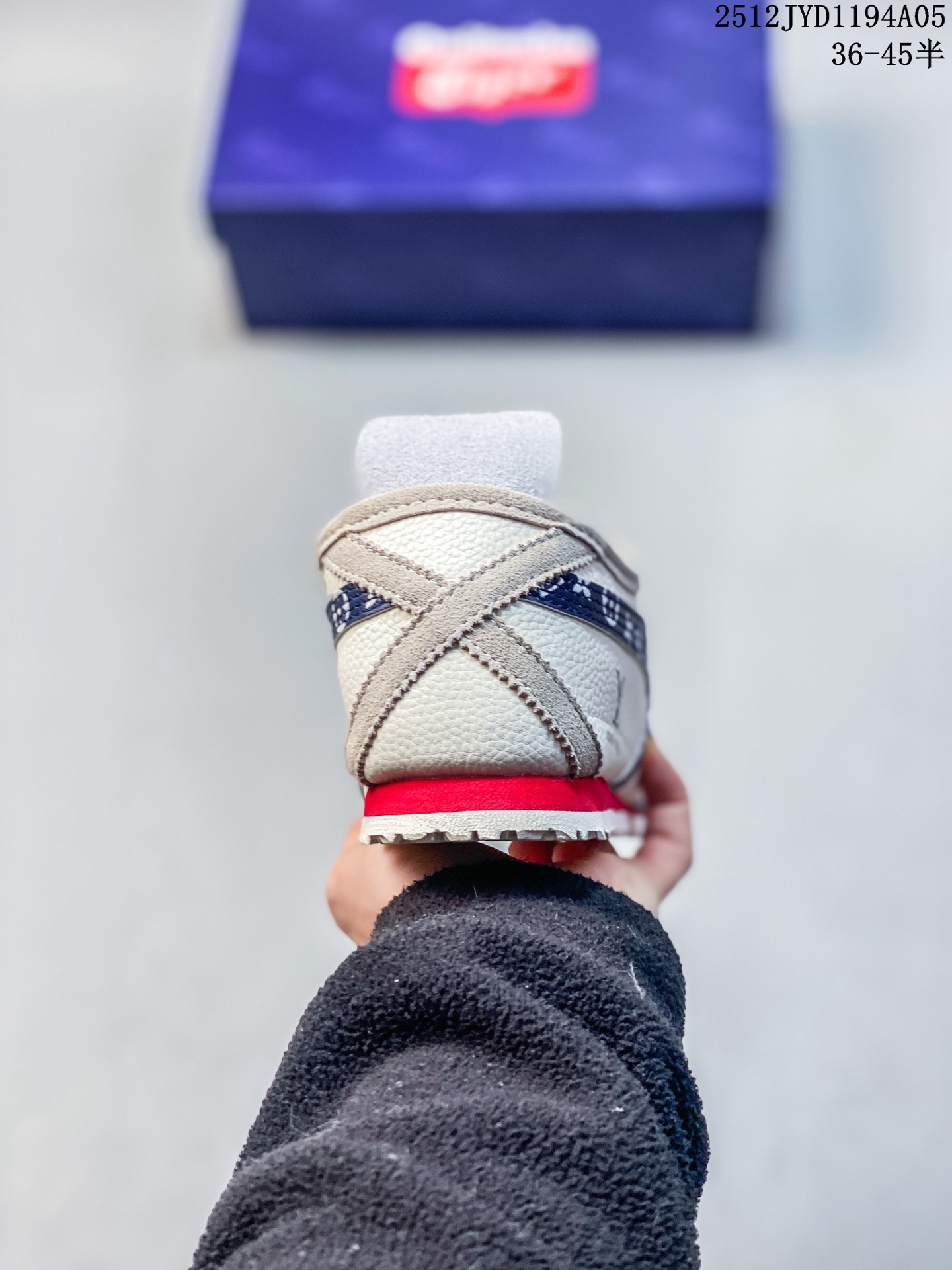 💰170
OnitsukaTiger 鬼冢虎 LV联名 低帮运动休闲鞋 黑色印花撞色条纹配色   亚瑟士鬼冢虎复古经典板鞋经典传承及创新锐意，纹路、色泽、皮心颜色 质感百分百还原 大厂出品 超成熟稳定的做工  细节品控 
货号：DL408-140
尺码： 36 37 37.5 38 39 39.5 40.5 41.5 42 42.5 43.5 44 44.5  45
12JYD1194A05