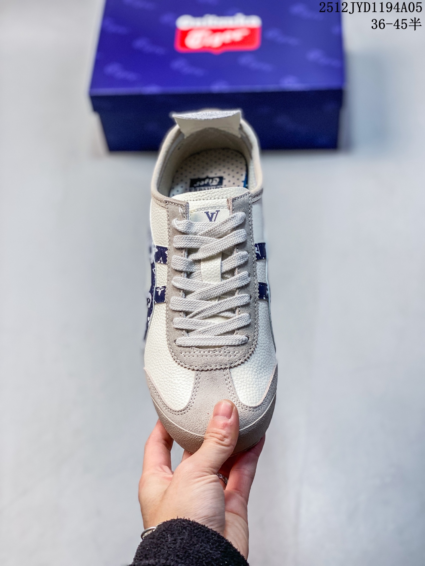 💰170
OnitsukaTiger 鬼冢虎 LV联名 低帮运动休闲鞋 黑色印花撞色条纹配色   亚瑟士鬼冢虎复古经典板鞋经典传承及创新锐意，纹路、色泽、皮心颜色 质感百分百还原 大厂出品 超成熟稳定的做工  细节品控 
货号：DL408-140
尺码： 36 37 37.5 38 39 39.5 40.5 41.5 42 42.5 43.5 44 44.5  45
12JYD1194A05