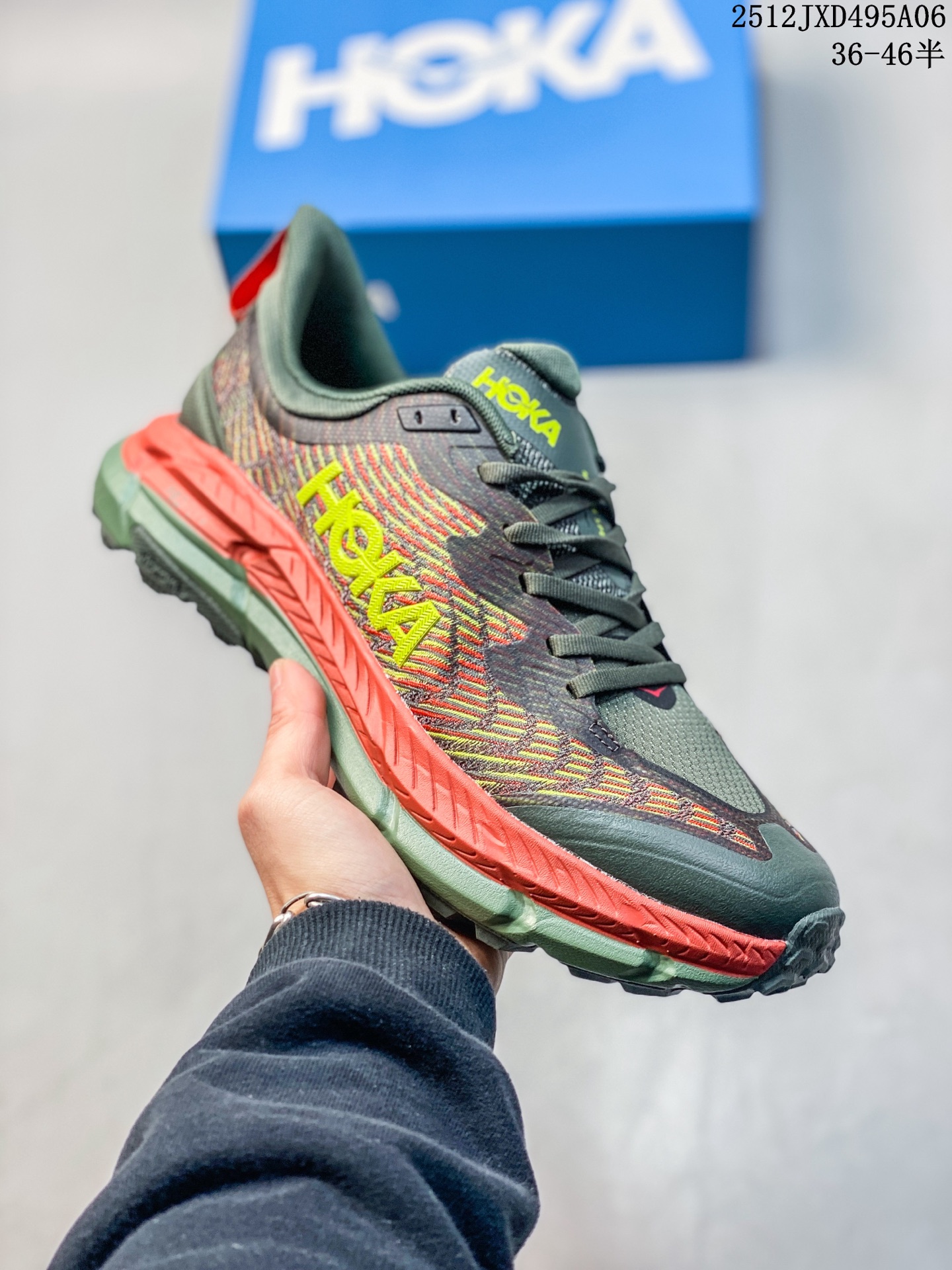 💰160
Hoka One One男女运动鞋,Mafate Speed 4 系列 飞速马法特4 减震回弹透气越野跑鞋。MafateSpeed 4 是需要舒适性和多功能性的小径的绝佳选择。上侧是提花网,其厚度足以抵抗污垢,无需任何额外的覆盖层。脚趾上方是透气、有弹性的网布,可让鞋面扩展以适应您的脚部。在此之下,ProFly中底在最靠近您的脚部放置了轻质泡沫,当您在坚硬的地面上跑步时,这会提高您的舒适度,而底层则足够坚固,可以在相当大的岩石上行驶并保护您的脚底。当您进入陡峭或泥泞的地形时,鞋子仍然闪闪发光。外底经过重新设计,脚下有更多橡胶。每个凸耳都有三个不同的层,为您提供大量锋利的边缘以紧贴地面。
类型:男女鞋
货号:1129930
尺码:36-45含半码
编码:02JXD340A10
12JXD495A06