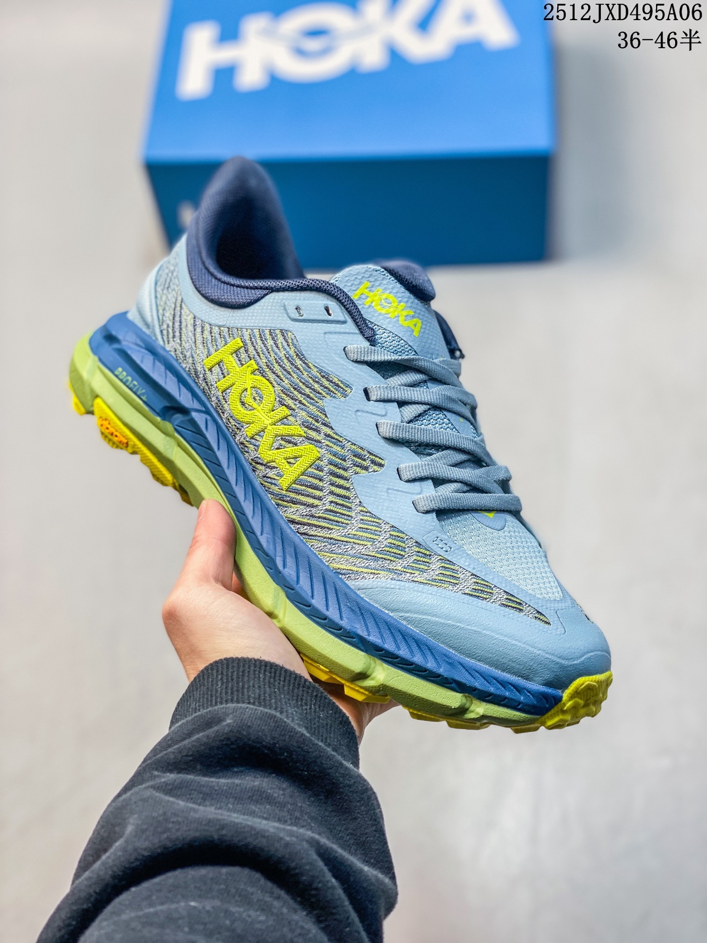 💰160
Hoka One One男女运动鞋,Mafate Speed 4 系列 飞速马法特4 减震回弹透气越野跑鞋。MafateSpeed 4 是需要舒适性和多功能性的小径的绝佳选择。上侧是提花网,其厚度足以抵抗污垢,无需任何额外的覆盖层。脚趾上方是透气、有弹性的网布,可让鞋面扩展以适应您的脚部。在此之下,ProFly中底在最靠近您的脚部放置了轻质泡沫,当您在坚硬的地面上跑步时,这会提高您的舒适度,而底层则足够坚固,可以在相当大的岩石上行驶并保护您的脚底。当您进入陡峭或泥泞的地形时,鞋子仍然闪闪发光。外底经过重新设计,脚下有更多橡胶。每个凸耳都有三个不同的层,为您提供大量锋利的边缘以紧贴地面。
类型:男女鞋
货号:1129930
尺码:36-45含半码
编码:02JXD340A10
12JXD495A06