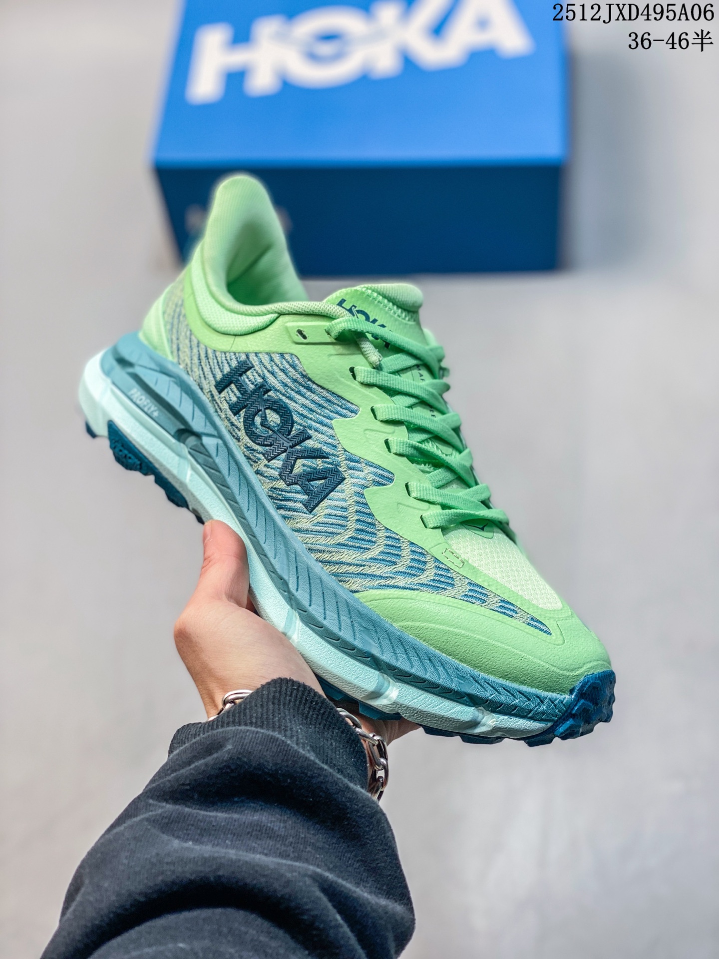 💰160
Hoka One One男女运动鞋,Mafate Speed 4 系列 飞速马法特4 减震回弹透气越野跑鞋。MafateSpeed 4 是需要舒适性和多功能性的小径的绝佳选择。上侧是提花网,其厚度足以抵抗污垢,无需任何额外的覆盖层。脚趾上方是透气、有弹性的网布,可让鞋面扩展以适应您的脚部。在此之下,ProFly中底在最靠近您的脚部放置了轻质泡沫,当您在坚硬的地面上跑步时,这会提高您的舒适度,而底层则足够坚固,可以在相当大的岩石上行驶并保护您的脚底。当您进入陡峭或泥泞的地形时,鞋子仍然闪闪发光。外底经过重新设计,脚下有更多橡胶。每个凸耳都有三个不同的层,为您提供大量锋利的边缘以紧贴地面。
类型:男女鞋
货号:1129930
尺码:36-45含半码
编码:02JXD340A10
12JXD495A06