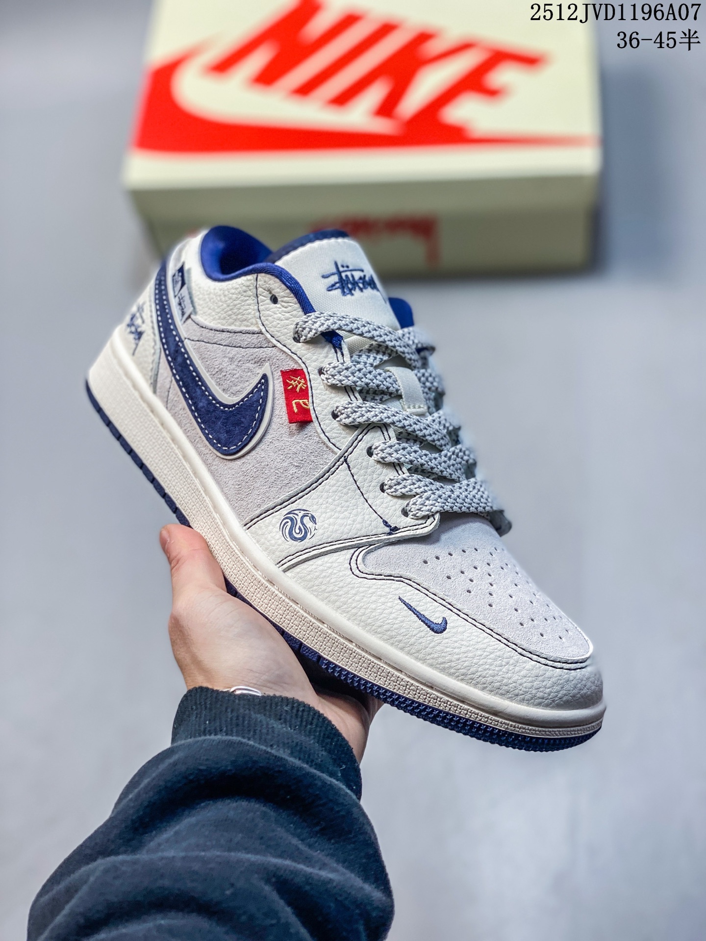 Louis Vuittonx Air Jordan 1 Low 灰布勾抽绳 此款主张打破传统的工业化流水线设计限制,以Made by ideas的超级创意为理念,集结众多潮流设计师,结合时下最ing潮流风尚,为潮流爱好者打造彰品自我的专属潮品.同时尊重每个年轻人对于潮流的理解与选择,主张“让每个年轻人塑造自己的潮流”. 货号: YX5066-357 JVD1196A07