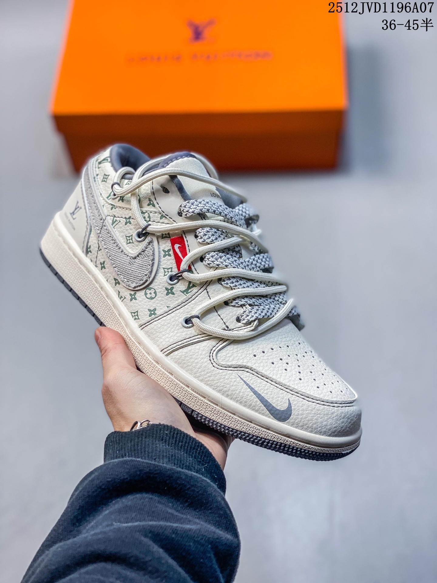 Louis Vuittonx Air Jordan 1 Low 灰布勾抽绳 此款主张打破传统的工业化流水线设计限制,以Made by ideas的超级创意为理念,集结众多潮流设计师,结合时下最ing潮流风尚,为潮流爱好者打造彰品自我的专属潮品.同时尊重每个年轻人对于潮流的理解与选择,主张“让每个年轻人塑造自己的潮流”. 货号: YX5066-357 JVD1196A07