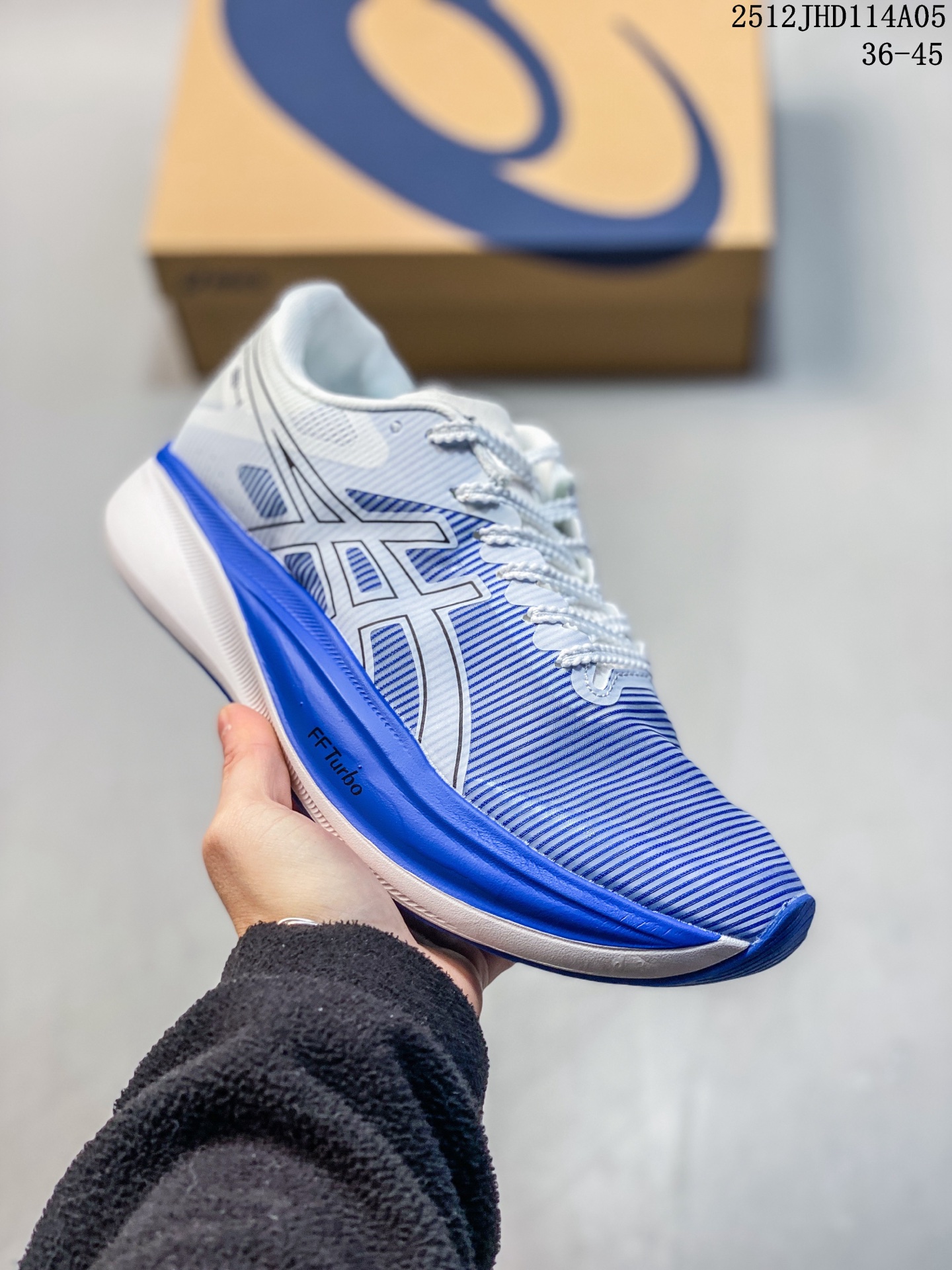 公司级✅Asics S4 亚瑟士全新跑鞋舒适减震透气 低帮跑步鞋 ASICS S4是一款日本国内限定的跑鞋,适 合全马4小时完赛跑者使用.鞋子采用碳板技术,具 有优越的推进力和稳定性,外底使用ASICS GRIP技 术,具有良好的抓地力.鞋面采用Mono紗加織材 质,具有良好的包裹感和透气性.鞋底耐磨性较 好,但鞋重较重. 货号:1013A129-600 ID:JED170-QDG 12JHD114A05