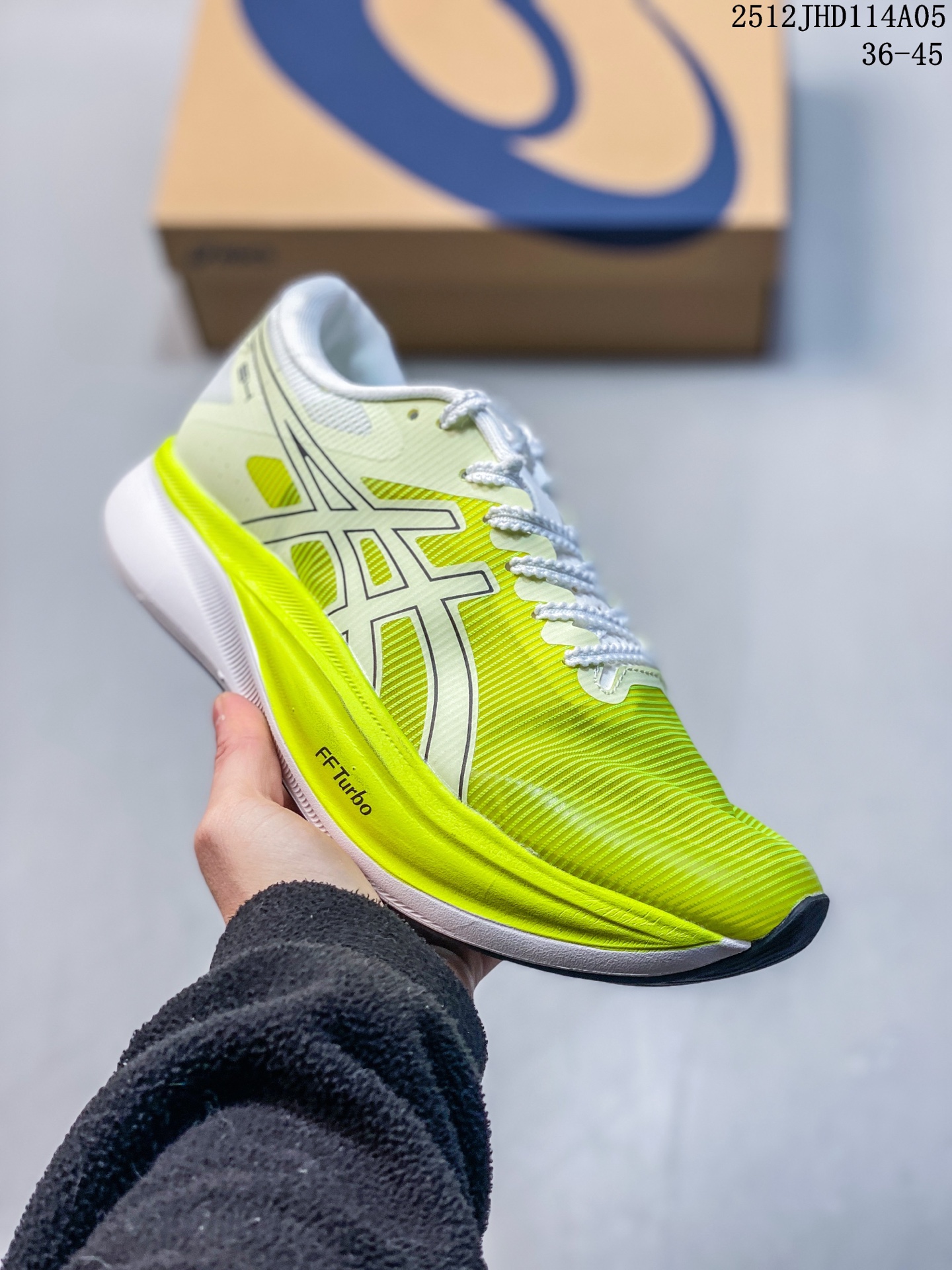 公司级✅Asics S4 亚瑟士全新跑鞋舒适减震透气 低帮跑步鞋 ASICS S4是一款日本国内限定的跑鞋,适 合全马4小时完赛跑者使用.鞋子采用碳板技术,具 有优越的推进力和稳定性,外底使用ASICS GRIP技 术,具有良好的抓地力.鞋面采用Mono紗加織材 质,具有良好的包裹感和透气性.鞋底耐磨性较 好,但鞋重较重. 货号:1013A129-600 ID:JED170-QDG 12JHD114A05
