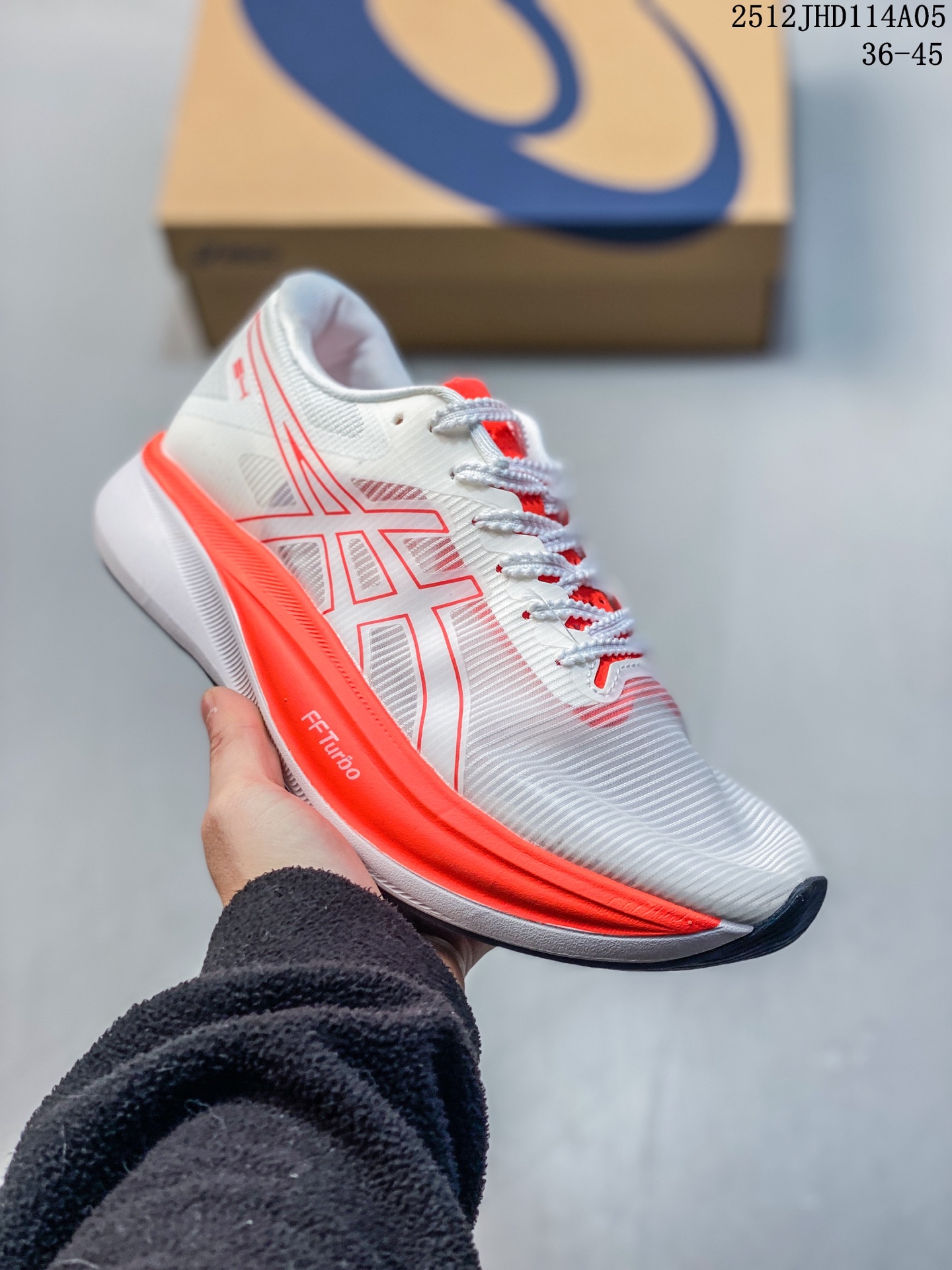 公司级✅Asics S4 亚瑟士全新跑鞋舒适减震透气 低帮跑步鞋 ASICS S4是一款日本国内限定的跑鞋,适 合全马4小时完赛跑者使用.鞋子采用碳板技术,具 有优越的推进力和稳定性,外底使用ASICS GRIP技 术,具有良好的抓地力.鞋面采用Mono紗加織材 质,具有良好的包裹感和透气性.鞋底耐磨性较 好,但鞋重较重. 货号:1013A129-600 ID:JED170-QDG 12JHD114A05