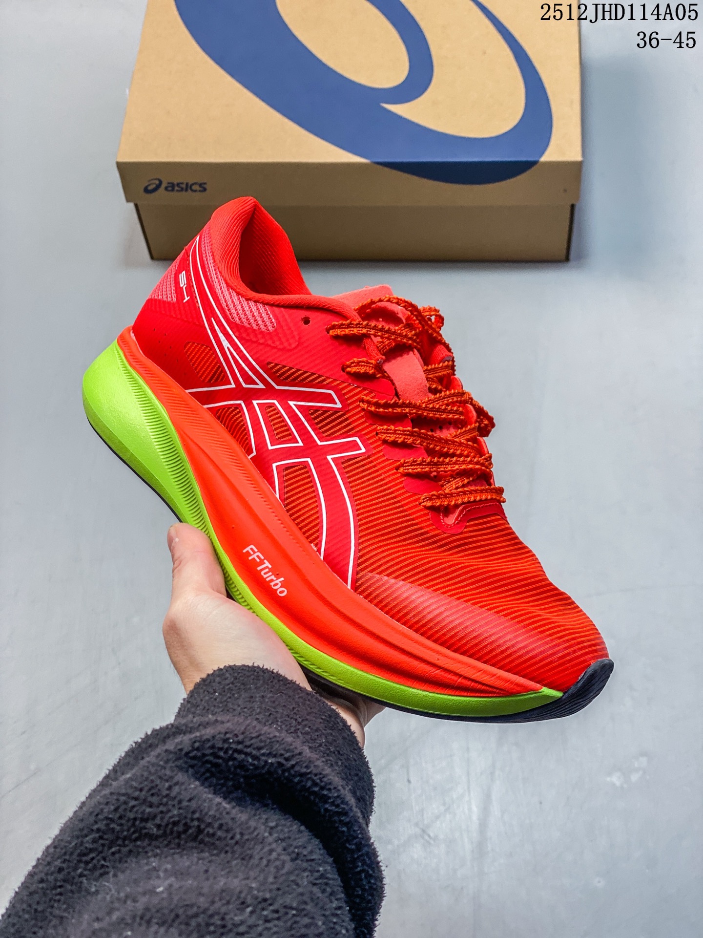 公司级✅Asics S4 亚瑟士全新跑鞋舒适减震透气 低帮跑步鞋 ASICS S4是一款日本国内限定的跑鞋,适 合全马4小时完赛跑者使用.鞋子采用碳板技术,具 有优越的推进力和稳定性,外底使用ASICS GRIP技 术,具有良好的抓地力.鞋面采用Mono紗加織材 质,具有良好的包裹感和透气性.鞋底耐磨性较 好,但鞋重较重. 货号:1013A129-600 ID:JED170-QDG 12JHD114A05