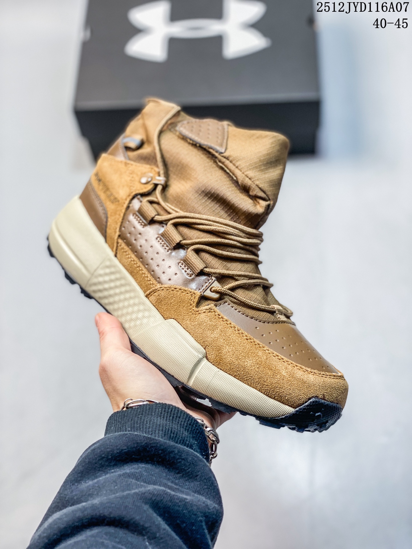 💰170
公司级：Under Armour UA Loadout Trek 安德玛 保暖防滑 户外越野防水功能鞋
鞋款利用机能 户外 复古元素将都市型格与户外机能无缝结合 既能自由穿梭于城市的钢筋水泥之间 也能轻松演绎山系潮流搭配 全粒面皮革结合模压鞋口 提升持久耐穿度 直至鞋头的鞋带设计 舒适灵活的调节
货号:3027681-200
尺码:40-45
ID:103330
12JYD116A07