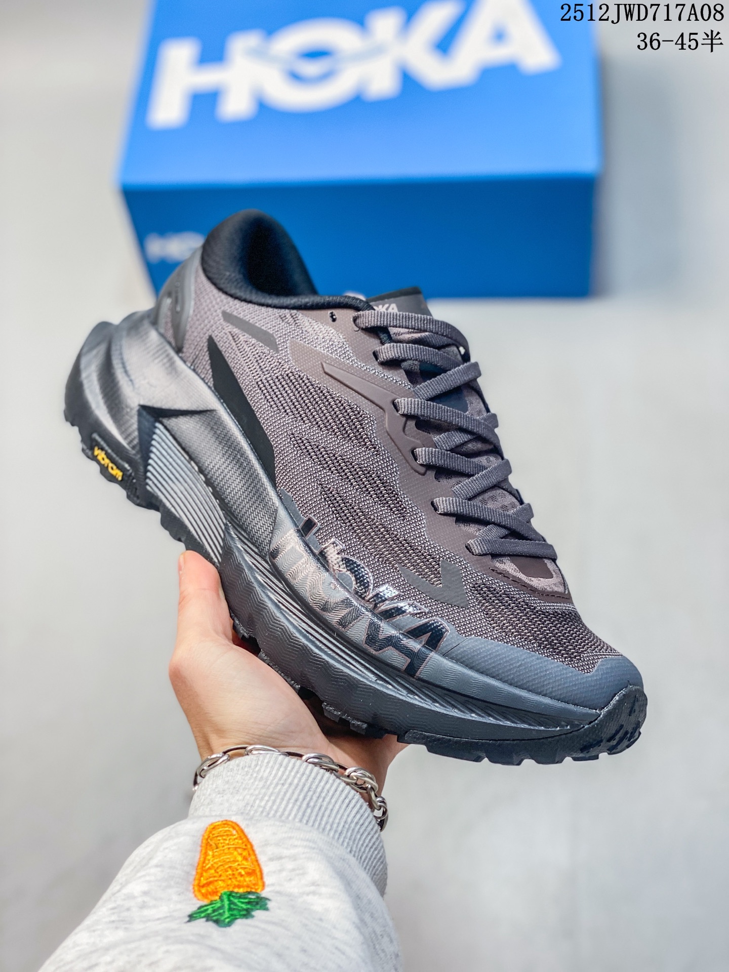 💰180
公司级✅HOKA ONE ONE M MAFATE X 时尚舒适 织物减震防滑支撑低帮 越野跑步鞋
MAFATE X采用经典的双层中底设计，下层高弹超临界泡棉框架内嵌上层偏前掌PEBA泡棉，柔软舒适的中底不仅能提供精准缓震回弹与稳定支撑，还能提供强大的能量反馈。
MAFATE X采用经典的Vibram® Megagrip黄金大底，并结合3.5毫米耳齿，提全地形精准抓地力；在大底纹理的包裹之下，MAFATE X 以独特“披萨边”外观，巧妙平衡专业性能与趣味性，让跑者在多变复杂的路况中，能轻松驾驭。
货号:1161990
尺码:36 36.5 37.5 38 38.5 39 40 40.5 41 42 42.5 43 44 45
12JWD717A08