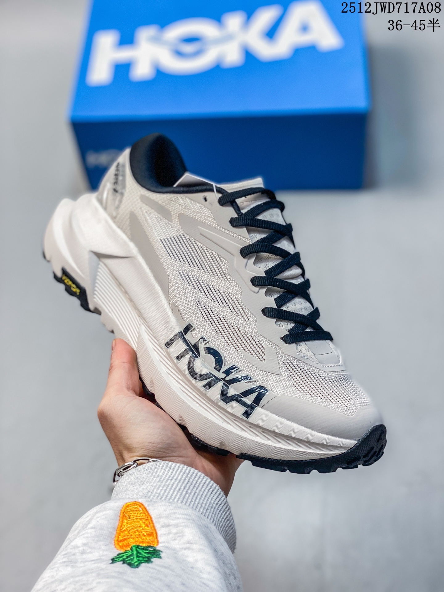 公司级✅HOKA ONE ONE M MAFATE X 时尚舒适 织物减震防滑支撑低帮 越野跑步鞋 MAFATE X采用经典的双层中底设计,下层高弹超临界泡棉框架内嵌上层偏前掌PEBA泡棉,柔软舒适的中底不仅能提供精准缓震回弹与稳定支撑,还能提供强大的能量反馈. MAFATE X采用经典的Vibram® Megagrip黄金大底,并结合3.5毫米耳齿,提全地形精准抓地力;在大底纹理的包裹之下,MAFATE X 以独特“披萨边”外观,巧妙平衡专业性能与趣味性,让跑者在多变复杂的路况中,能轻松驾驭. 货号:1161990 JWD717A08