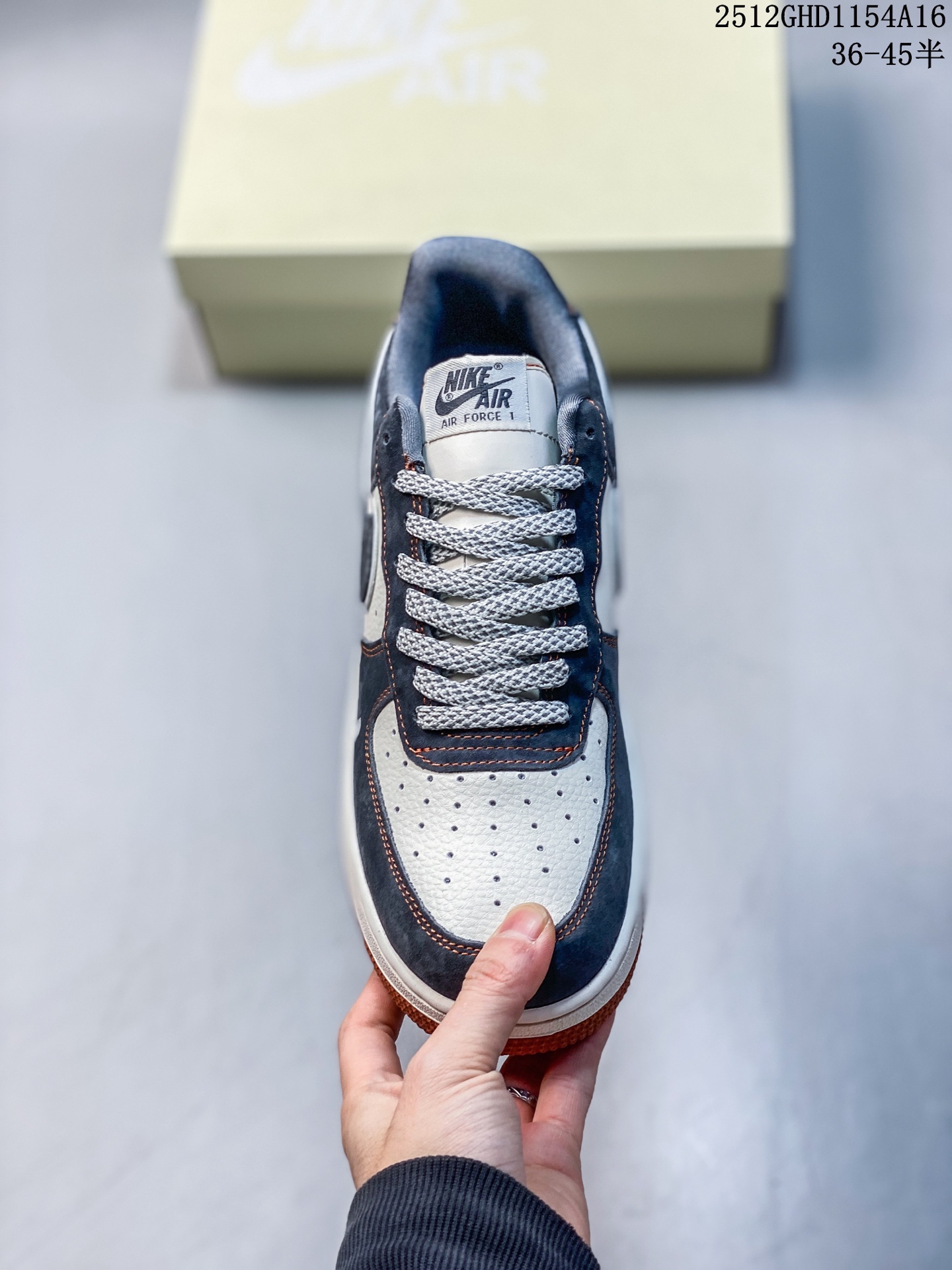 Nike Air Force 1 Low x The North Face 联名款|硬核潮搭新标杆!当经典空军一号遇上户外王者北面,这双SS1979-005配色的Air Force 1 Low直接把街头潮流与户外机能风焊死在鞋面上!深灰磨砂麂皮碰撞米白皮革,橙棕车线勾勒出硬朗的户外质感,鞋侧双品牌标识强强联手,既有AF1的复古板鞋基因,又融入The North Face的户外硬核气场.生胶外底搭配Air气垫,踩屎感拉满的同时,复古氛围直接拉到顶点.不管是搭配工装裤走街头户外风,还是配牛仔裤搭休闲造型,这双鞋都能成为造型的点睛之笔,潮人鞋柜里的“王炸款”非它莫属! 12GHD1154A16