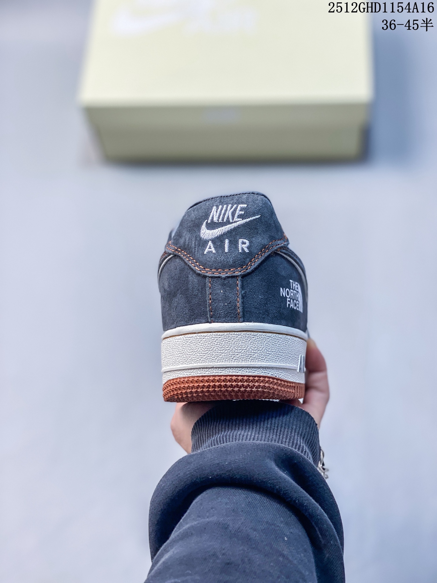 Nike Air Force 1 Low x The North Face 联名款|硬核潮搭新标杆!当经典空军一号遇上户外王者北面,这双SS1979-005配色的Air Force 1 Low直接把街头潮流与户外机能风焊死在鞋面上!深灰磨砂麂皮碰撞米白皮革,橙棕车线勾勒出硬朗的户外质感,鞋侧双品牌标识强强联手,既有AF1的复古板鞋基因,又融入The North Face的户外硬核气场.生胶外底搭配Air气垫,踩屎感拉满的同时,复古氛围直接拉到顶点.不管是搭配工装裤走街头户外风,还是配牛仔裤搭休闲造型,这双鞋都能成为造型的点睛之笔,潮人鞋柜里的“王炸款”非它莫属! 12GHD1154A16