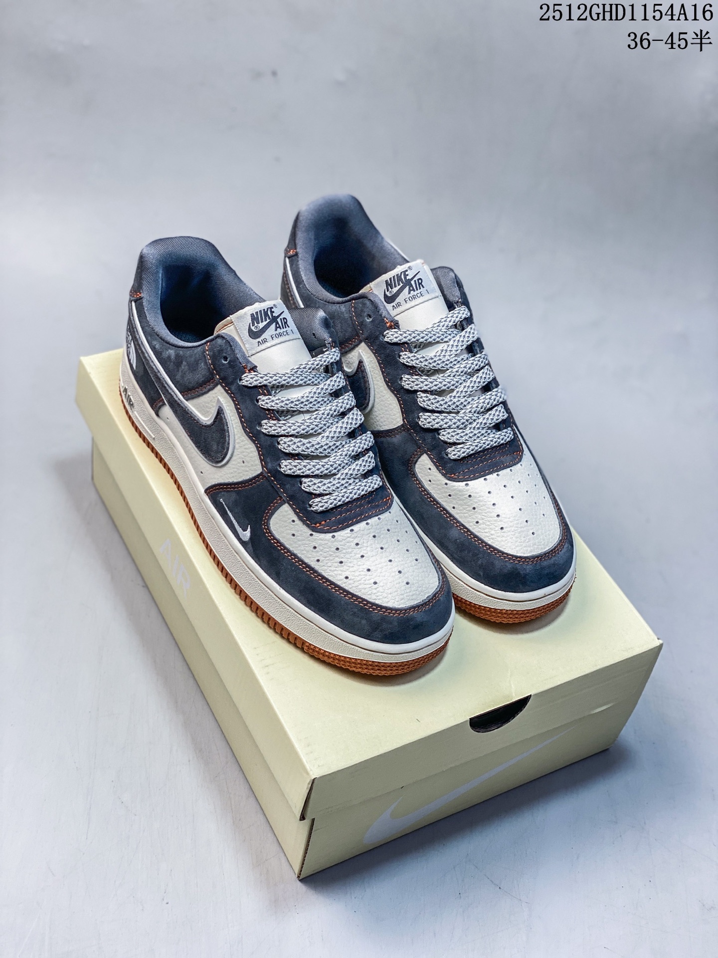 Nike Air Force 1 Low x The North Face 联名款|硬核潮搭新标杆!当经典空军一号遇上户外王者北面,这双SS1979-005配色的Air Force 1 Low直接把街头潮流与户外机能风焊死在鞋面上!深灰磨砂麂皮碰撞米白皮革,橙棕车线勾勒出硬朗的户外质感,鞋侧双品牌标识强强联手,既有AF1的复古板鞋基因,又融入The North Face的户外硬核气场.生胶外底搭配Air气垫,踩屎感拉满的同时,复古氛围直接拉到顶点.不管是搭配工装裤走街头户外风,还是配牛仔裤搭休闲造型,这双鞋都能成为造型的点睛之笔,潮人鞋柜里的“王炸款”非它莫属! 12GHD1154A16