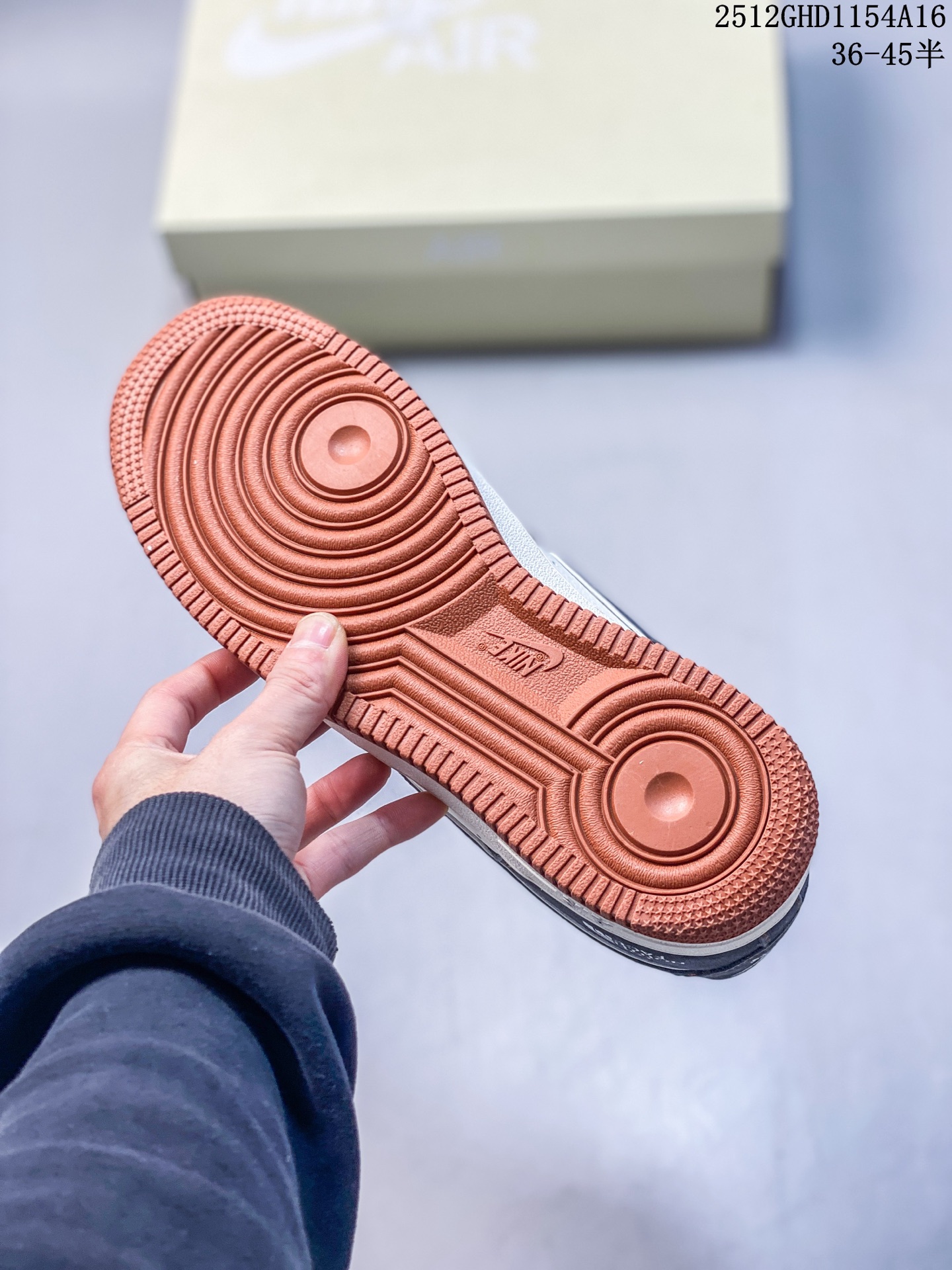 Nike Air Force 1 Low x The North Face 联名款|硬核潮搭新标杆!当经典空军一号遇上户外王者北面,这双SS1979-005配色的Air Force 1 Low直接把街头潮流与户外机能风焊死在鞋面上!深灰磨砂麂皮碰撞米白皮革,橙棕车线勾勒出硬朗的户外质感,鞋侧双品牌标识强强联手,既有AF1的复古板鞋基因,又融入The North Face的户外硬核气场.生胶外底搭配Air气垫,踩屎感拉满的同时,复古氛围直接拉到顶点.不管是搭配工装裤走街头户外风,还是配牛仔裤搭休闲造型,这双鞋都能成为造型的点睛之笔,潮人鞋柜里的“王炸款”非它莫属! 12GHD1154A16