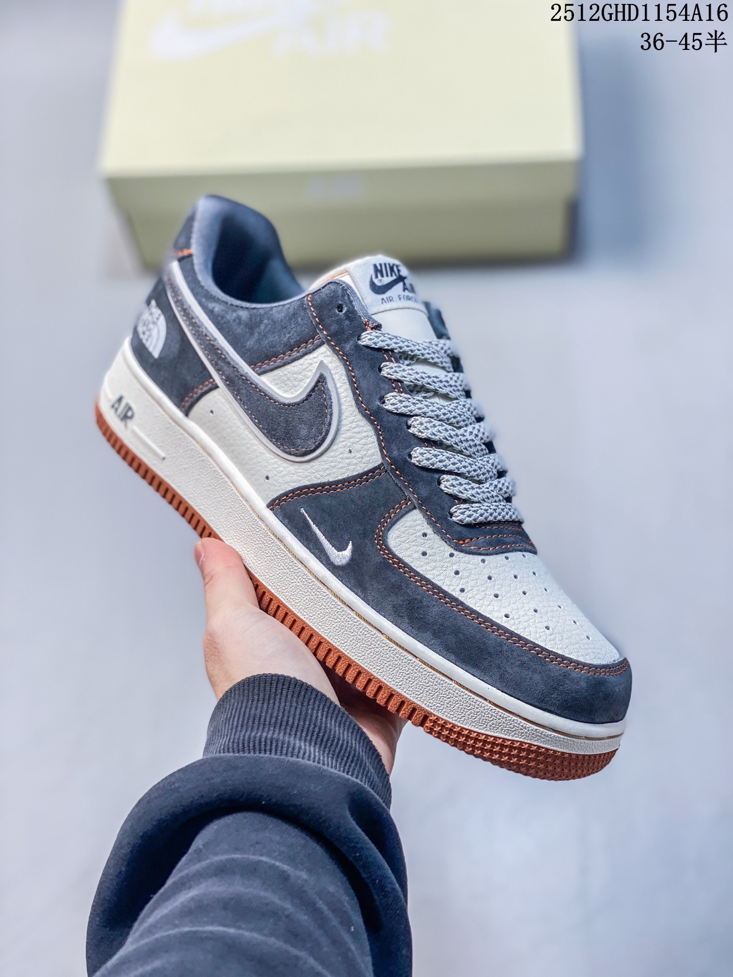 💰250
Nike Air Force 1 Low x The North Face 联名款｜硬核潮搭新标杆！当经典空军一号遇上户外王者北面，这双SS1979-005配色的Air Force 1 Low直接把街头潮流与户外机能风焊死在鞋面上！深灰磨砂麂皮碰撞米白皮革，橙棕车线勾勒出硬朗的户外质感，鞋侧双品牌标识强强联手，既有AF1的复古板鞋基因，又融入The North Face的户外硬核气场。生胶外底搭配Air气垫，踩屎感拉满的同时，复古氛围直接拉到顶点。不管是搭配工装裤走街头户外风，还是配牛仔裤搭休闲造型，这双鞋都能成为造型的点睛之笔，潮人鞋柜里的“王炸款”非它莫属！
12GHD1154A16