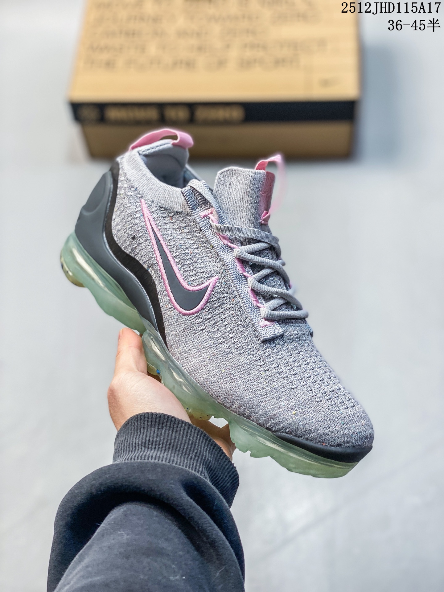 💰150
公司级✅耐克Nike Wmns Air Vapormax 2021 Flyknit FK”Grey/Pink“VM2021飞织全掌大气垫百搭休闲运动慢跑鞋“灰浅粉DB1550-004
尺码：36 36.5 37.5 38 38.5 39 40 如图
条码编码：329JHD1218
近些年，Nike Vapormax 系列凭借夸张的造型和超澎湃的脚感获得众多潮人以及跑者的喜爱。近日就有一双全新配色的 Nike Air VaporMax 曝出官图，适合在即将到来的夏日穿搭。鞋面采用 Flyknit 打造，鞋侧的 Swoosh 由黑色点缀。 鞋底部分搭载头黑色的全掌 Air Max 气垫，将原始的前后掌分离式气垫替换成了交叉的气垫管道，使气垫面积更大，脚感更加舒适。
12JHD115A17