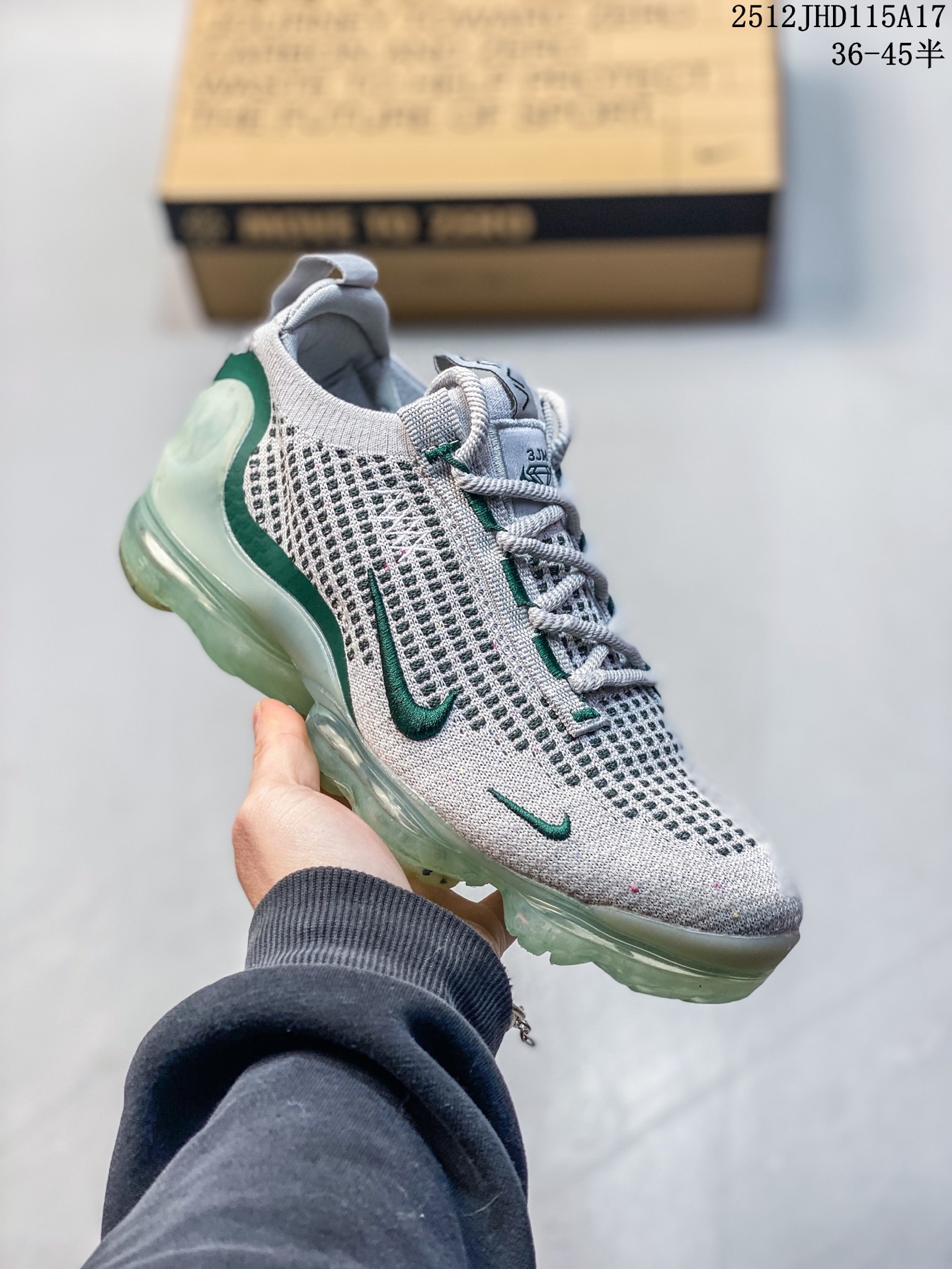 💰150
公司级✅耐克Nike Wmns Air Vapormax 2021 Flyknit FK”Grey/Pink“VM2021飞织全掌大气垫百搭休闲运动慢跑鞋“灰浅粉DB1550-004
尺码：36 36.5 37.5 38 38.5 39 40 如图
条码编码：329JHD1218
近些年，Nike Vapormax 系列凭借夸张的造型和超澎湃的脚感获得众多潮人以及跑者的喜爱。近日就有一双全新配色的 Nike Air VaporMax 曝出官图，适合在即将到来的夏日穿搭。鞋面采用 Flyknit 打造，鞋侧的 Swoosh 由黑色点缀。 鞋底部分搭载头黑色的全掌 Air Max 气垫，将原始的前后掌分离式气垫替换成了交叉的气垫管道，使气垫面积更大，脚感更加舒适。
12JHD115A17