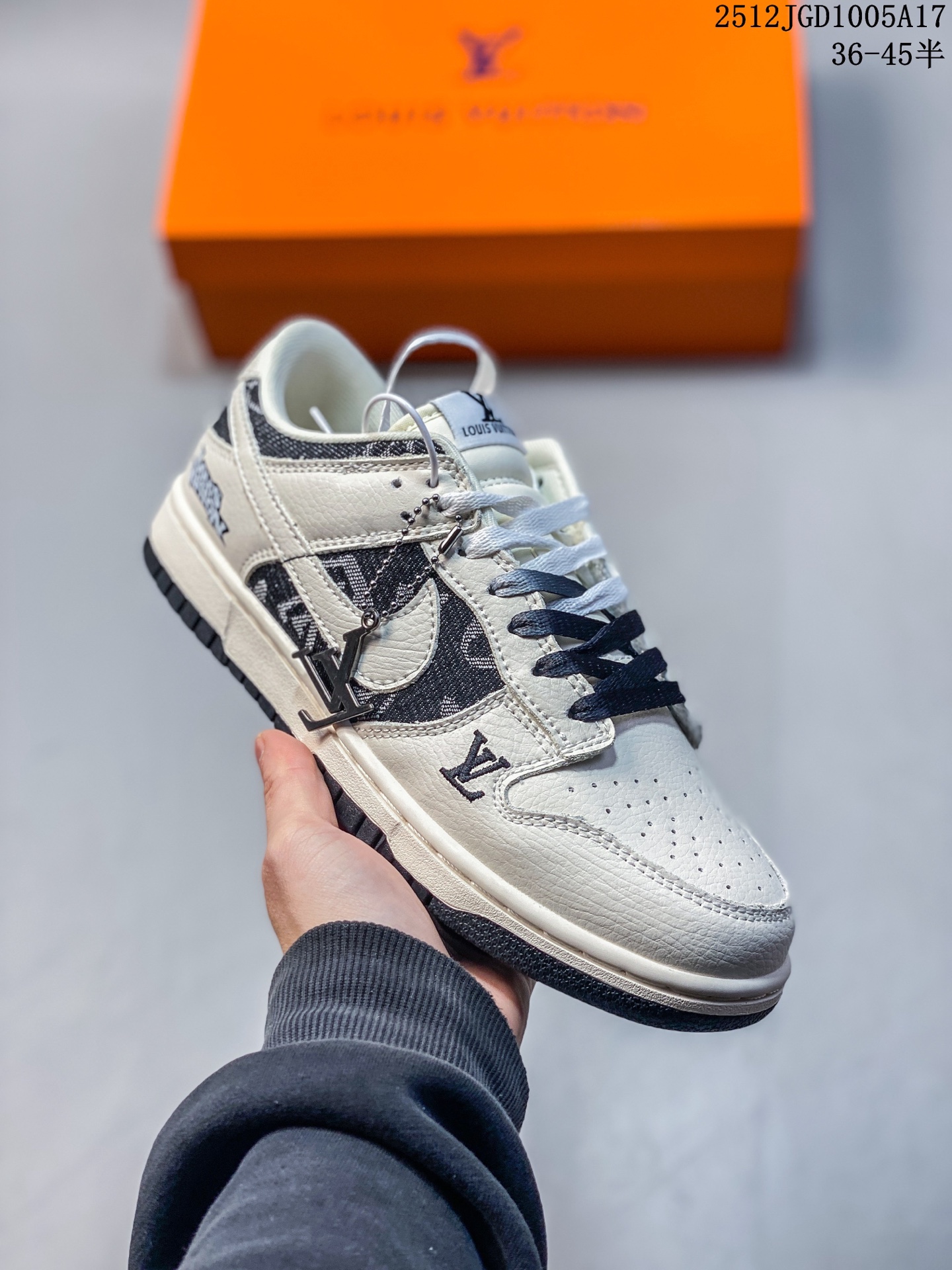 💰140
耐克 Nike Dunk Low Retro 运动鞋复古板鞋,作为 80 年代经典篮球鞋款,起初专为硬木球场打造,后来成为席卷街头的时尚标杆,现以经典细节和复古篮球风范再次归来。皮革与合成材质组合鞋面,经久耐穿,柔软非凡。泡绵中底,缔造轻盈回弹的缓震效果,橡胶外底搭配圆形支点设计,铸就非凡抓地力,尽显经典风范。从篮板到滑板,Nike Dunk 的影响力毋庸置疑。尽管 1985 年以篮球鞋形式亮相,但其平整而具有抓附力的鞋底闯入了滑板运动员的视野,堪称滑板鞋的理想之选。几十年来,Dunk 不断直击全球各地滑板手的灵魂,推出不计其数的配色方案,追求创造力和功能性兼得的理想境界,彰显亚文化风采。
12JGD1005A17