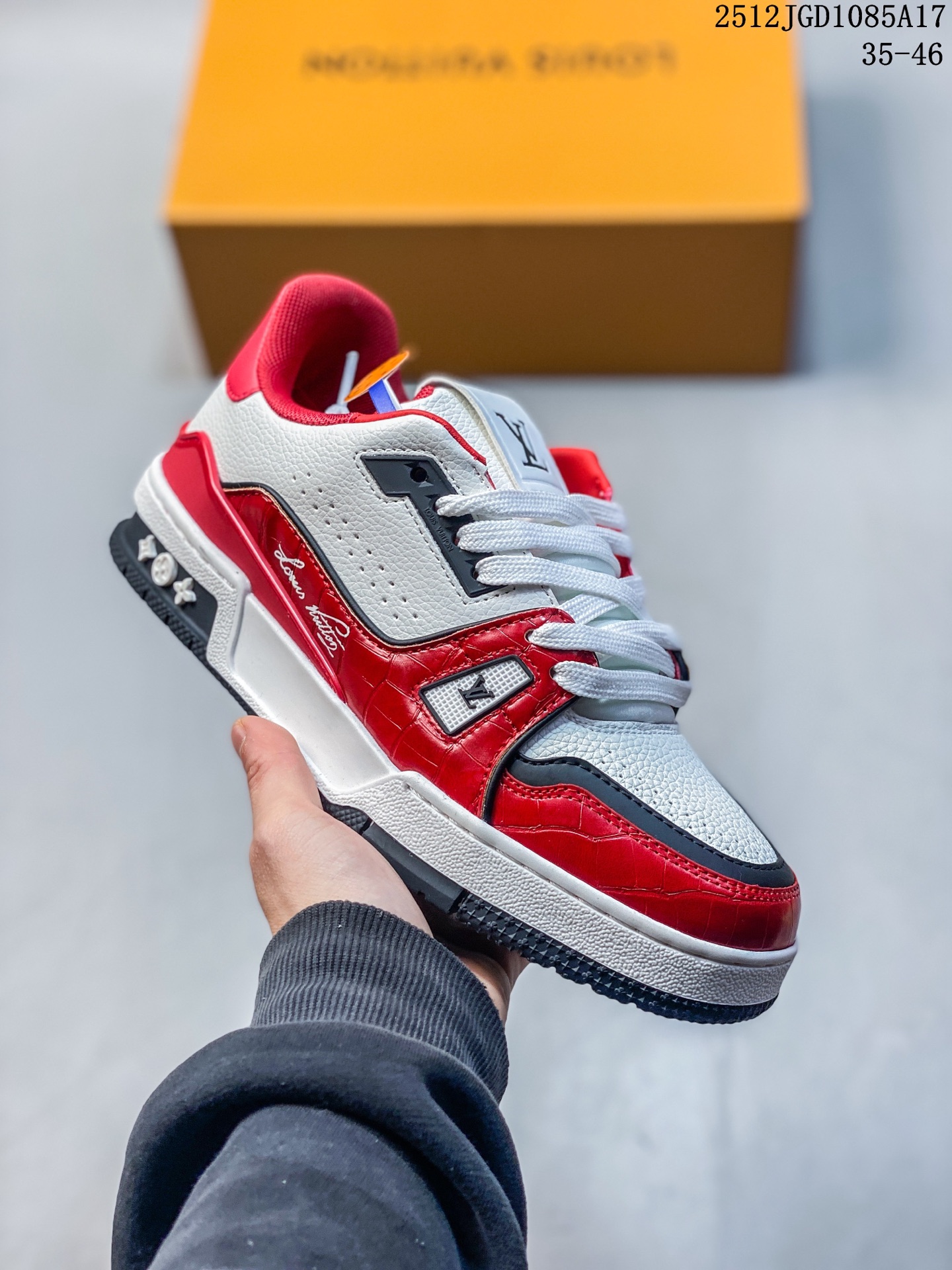 鳄鱼皮系列 独家新款! L8版市面最高性价比版本💯底气十足 空胶工艺 头层皮 总配件【抽屉盒➕布袋➕卡片➕信封发票➕说明书➕吊牌】 驴家LV Trainer 原版完美楦型 品控胜过市面百分之95 欢迎大家拿去与市面高于几十元的版本相互对比 TPU大底材料全部纯原色料打造的鞋底 区别 市面上小作坊省工料描涂漆上脚两天就掉色. 独家底磨 开发费5w+ 质感媲美原版 密集度超高 区别于同行色泽质感 意大利进口头层一刀切小牛皮 皮料厚实度韧性高于市面 垫脚聚米微料加透气英伦网布 都是按正品一比一打造开发 不偷半点料 不掺半点假 细节原版一致 可对比 全包套原版包装配件 目前市面一梯队级别 ⚠市场太杂请注意混卖版本 可区别材料 版型 质感 包装配件 一切肉眼可见的细节. 尺码男女鞋35 36 37 38 39 40 41 42 43 44 45 46 12JGD1085A17