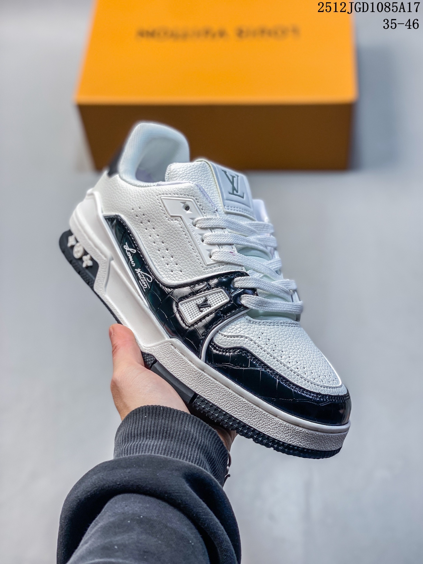 鳄鱼皮系列 独家新款! L8版市面最高性价比版本💯底气十足 空胶工艺 头层皮 总配件【抽屉盒➕布袋➕卡片➕信封发票➕说明书➕吊牌】 驴家LV Trainer 原版完美楦型 品控胜过市面百分之95 欢迎大家拿去与市面高于几十元的版本相互对比 TPU大底材料全部纯原色料打造的鞋底 区别 市面上小作坊省工料描涂漆上脚两天就掉色. 独家底磨 开发费5w+ 质感媲美原版 密集度超高 区别于同行色泽质感 意大利进口头层一刀切小牛皮 皮料厚实度韧性高于市面 垫脚聚米微料加透气英伦网布 都是按正品一比一打造开发 不偷半点料 不掺半点假 细节原版一致 可对比 全包套原版包装配件 目前市面一梯队级别 ⚠市场太杂请注意混卖版本 可区别材料 版型 质感 包装配件 一切肉眼可见的细节. 尺码男女鞋35 36 37 38 39 40 41 42 43 44 45 46 12JGD1085A17