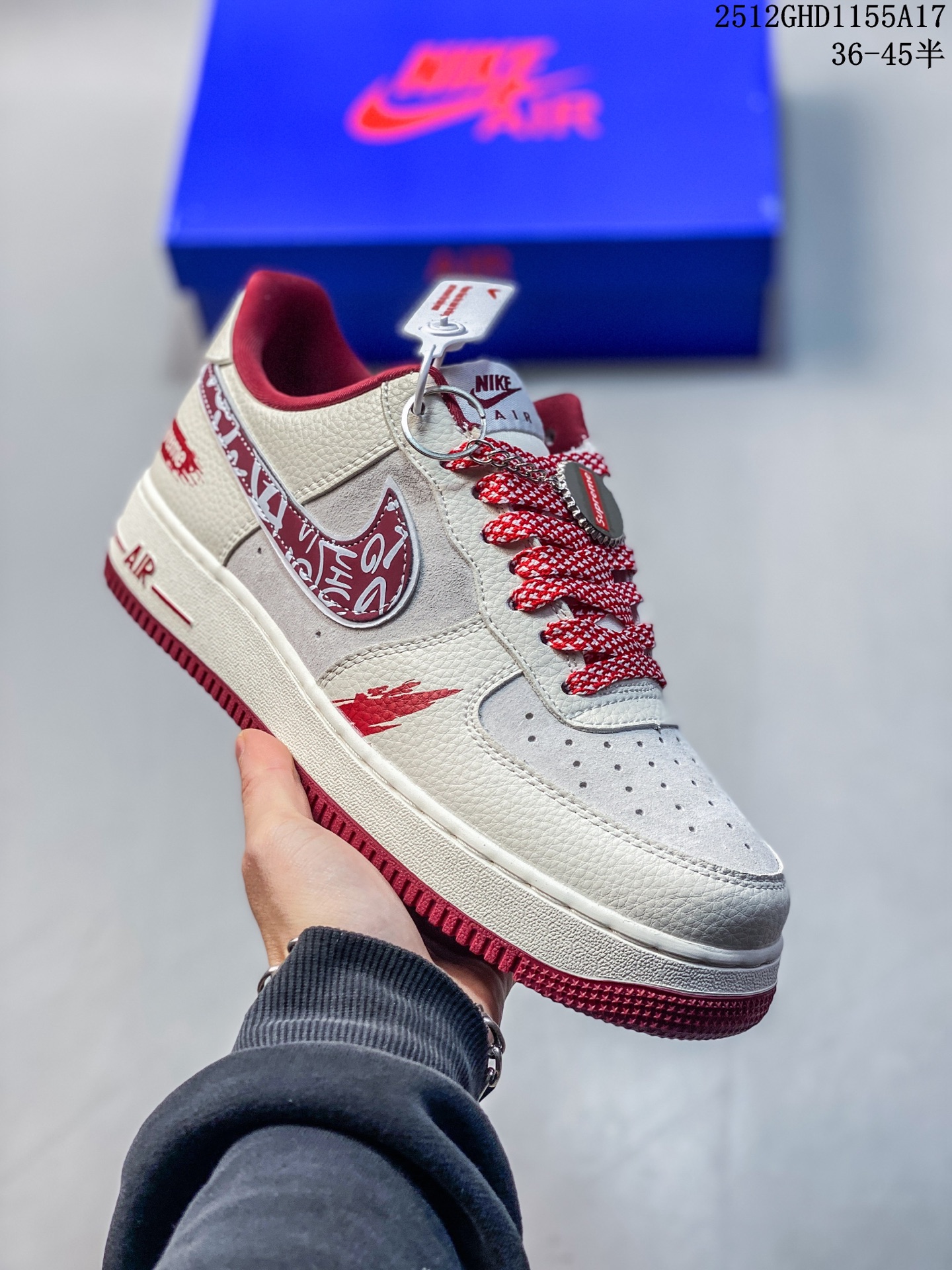 Nike Air Force 1 Low × Supreme 联名款|街头顶流的碰撞!当空军一号的经典轮廓遇上Supreme的街头狂想,这双SY1388-019直接把潮流辨识度拉满!鞋身以米白荔枝纹皮革为主调,拼接浅灰翻毛皮打造层次质感,酒红色调从鞋舌、鞋领延伸至中底包边,成为视觉焦点.标志性Swoosh覆盖满印涂鸦花纹,鞋侧的Supreme红标醒目又张扬,鞋头的泼墨红纹更是细节感拉满,将街头艺术与经典鞋型的融合玩到极致.经典低帮AF1鞋型兼顾百搭与脚感,软弹Air气垫加持日常行走毫无压力,不管是搭配工装裤还是运动束脚裤,都能轻松穿出街头潮酷范,堪称潮人鞋柜里的“硬通货”! 12GHD1155A17