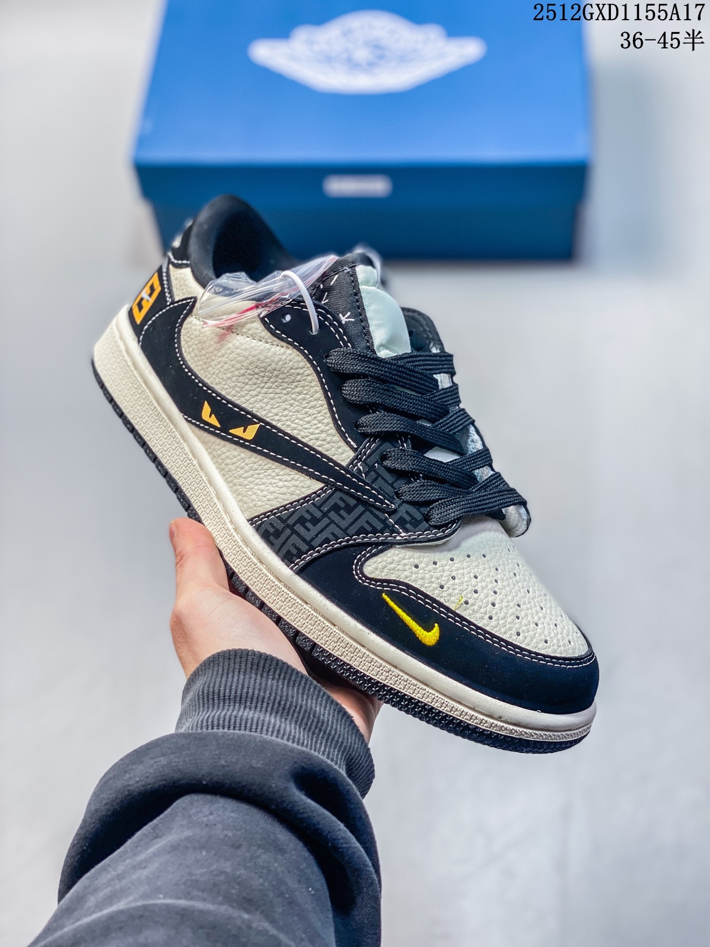 💰260
解构美学，潮范拉满｜AJ1 Low 涂鸦定制款！当经典 Air Jordan 1 Low 遇上街头涂鸦美学，这双 LR8888-019 直接把个性焊在鞋身！米白皮革拼接浅灰翻毛的基底，自带温柔的复古质感，而鞋侧 Swoosh 以水墨迷彩解构重塑，搭配标志性的“XX”涂鸦符号，叛逆又吸睛的细节瞬间打破沉闷。
 鞋舌、鞋帮的黑色包边与鞋带处的花纹绳结形成呼应，小勾标、飞翼logo的暗纹点缀，让整体设计在简约中藏满巧思。低帮鞋型兼顾日常穿搭的舒适度，无论是搭配工装裤还是牛仔裙，都能轻松打造出不撞款的街头风格，妥妥的潮人出街“杀手锏”！
12GXD1155A17