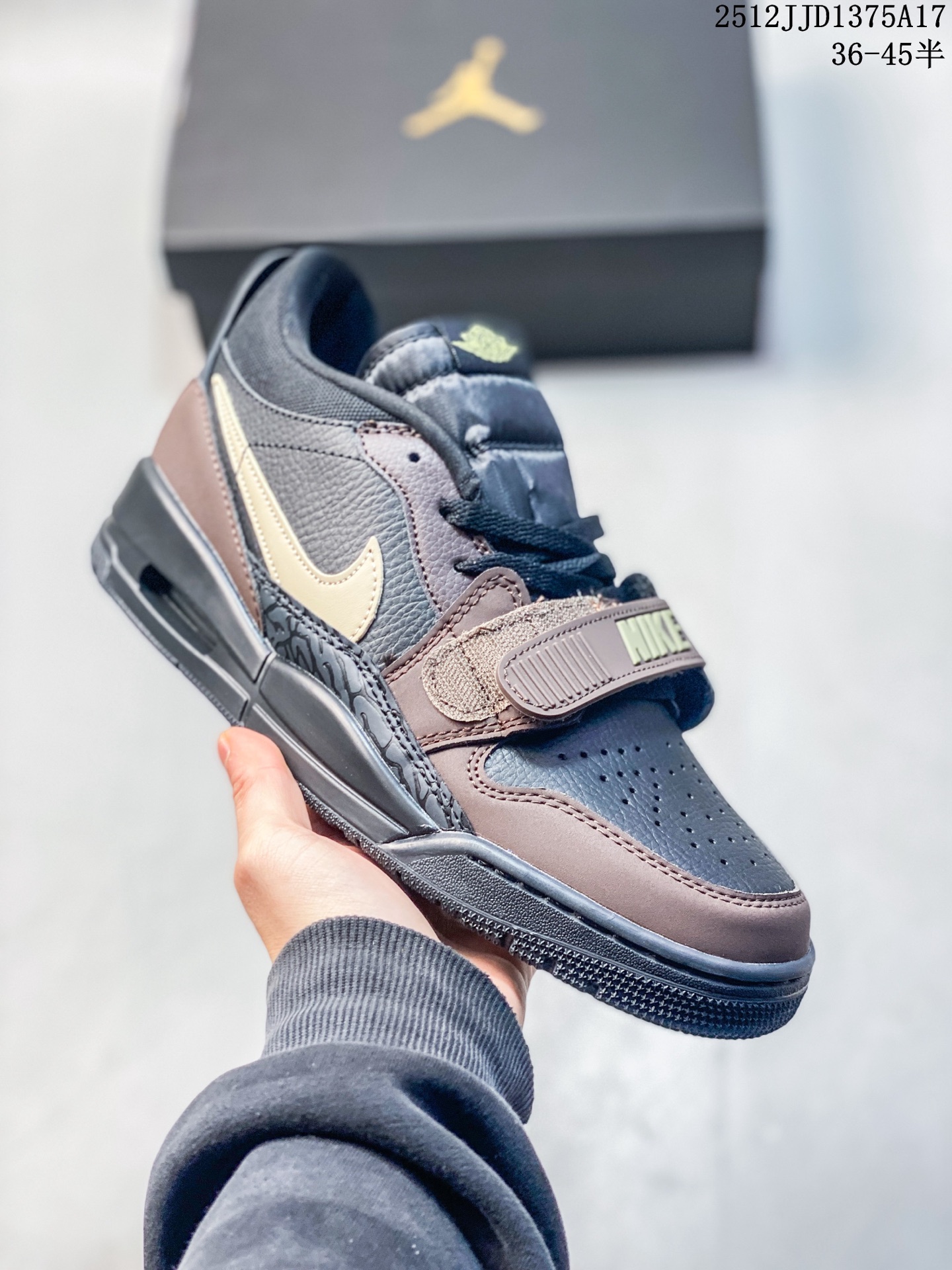 💰130
Air Jordan Legacy AJ312 复古篮球鞋 
市场最强独一档产物 全套原纸板楦头开发 原厂大底磨具加持立体防滑纹理 原档数据后跟TPU子母扣魔术贴 原装可视Air Sole气垫 原汁原味最完美的312代版型 唯一正确鞋头趴度弧度高度鞋身腰线 进口港宝加持 后跟自然饱满 全鞋荧光划线卡点 追求极致完美 每一双都是工艺品 多重QC质检 超越公司货的品控标准 实实在在的免检产品 鞋身采用了皮革材质打造 横跨鞋面的魔术贴十分吸睛 侧面的Swoosh Logo的一部分被鞋面遮挡了一部分 颇具玩味 魔术贴上标有NK标识 而鞋舌上是Jordan的经典红色飞翼Logo 后跟和鞋底均采用了AJ3的设计 后跟上同样也使用了经典的爆裂纹图案 
SIZE：36 36.5 37.5 38 38.5 39 40 40.5 41 42 42.5 43 44 44.5 45 
12JJD1375A17