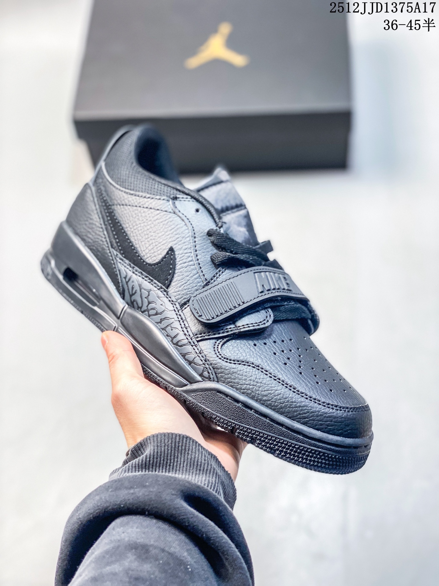 💰130
Air Jordan Legacy AJ312 复古篮球鞋 
市场最强独一档产物 全套原纸板楦头开发 原厂大底磨具加持立体防滑纹理 原档数据后跟TPU子母扣魔术贴 原装可视Air Sole气垫 原汁原味最完美的312代版型 唯一正确鞋头趴度弧度高度鞋身腰线 进口港宝加持 后跟自然饱满 全鞋荧光划线卡点 追求极致完美 每一双都是工艺品 多重QC质检 超越公司货的品控标准 实实在在的免检产品 鞋身采用了皮革材质打造 横跨鞋面的魔术贴十分吸睛 侧面的Swoosh Logo的一部分被鞋面遮挡了一部分 颇具玩味 魔术贴上标有NK标识 而鞋舌上是Jordan的经典红色飞翼Logo 后跟和鞋底均采用了AJ3的设计 后跟上同样也使用了经典的爆裂纹图案 
SIZE：36 36.5 37.5 38 38.5 39 40 40.5 41 42 42.5 43 44 44.5 45 
12JJD1375A17