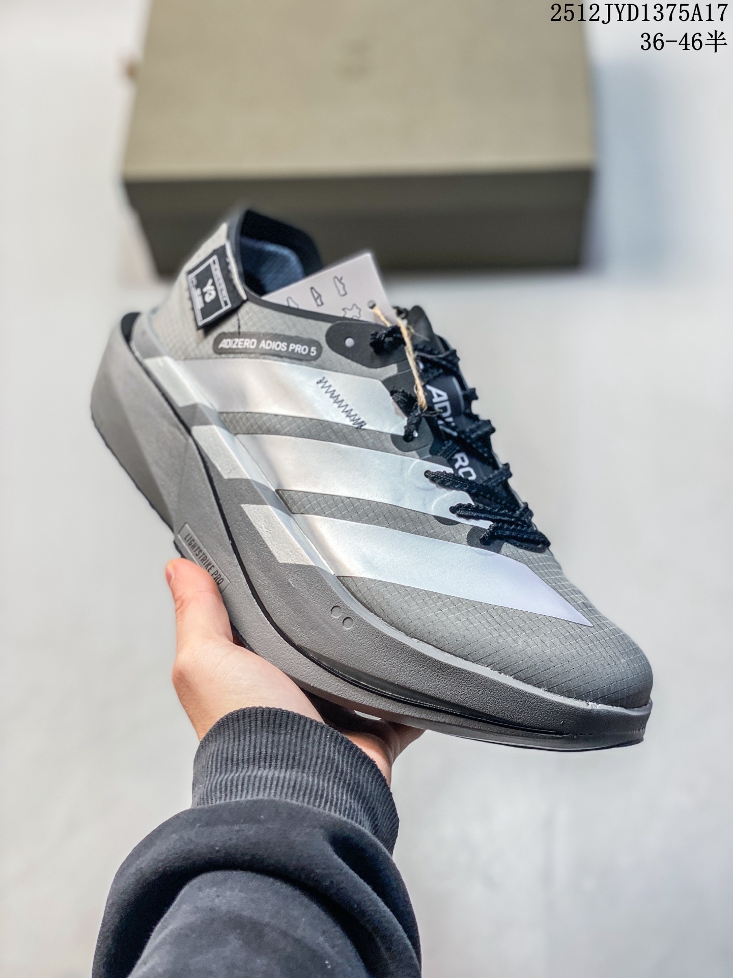 Adidas Adizero Adios 5 M 阿迪超轻透气缓震跑鞋 全掌碳板 整体外观造型与adiZero Adios Pro EVO 1非常相似 中底配置方面搭载全掌Lightstrike Pro 鞋面采用透气网面示人 契合日常训练鞋的定位 更加耐用 外底给到了马牌橡胶 及上代竞速旗舰adidas Adizero Adios Pro 3区域分布 官方货号: K18213 JYD1375A17