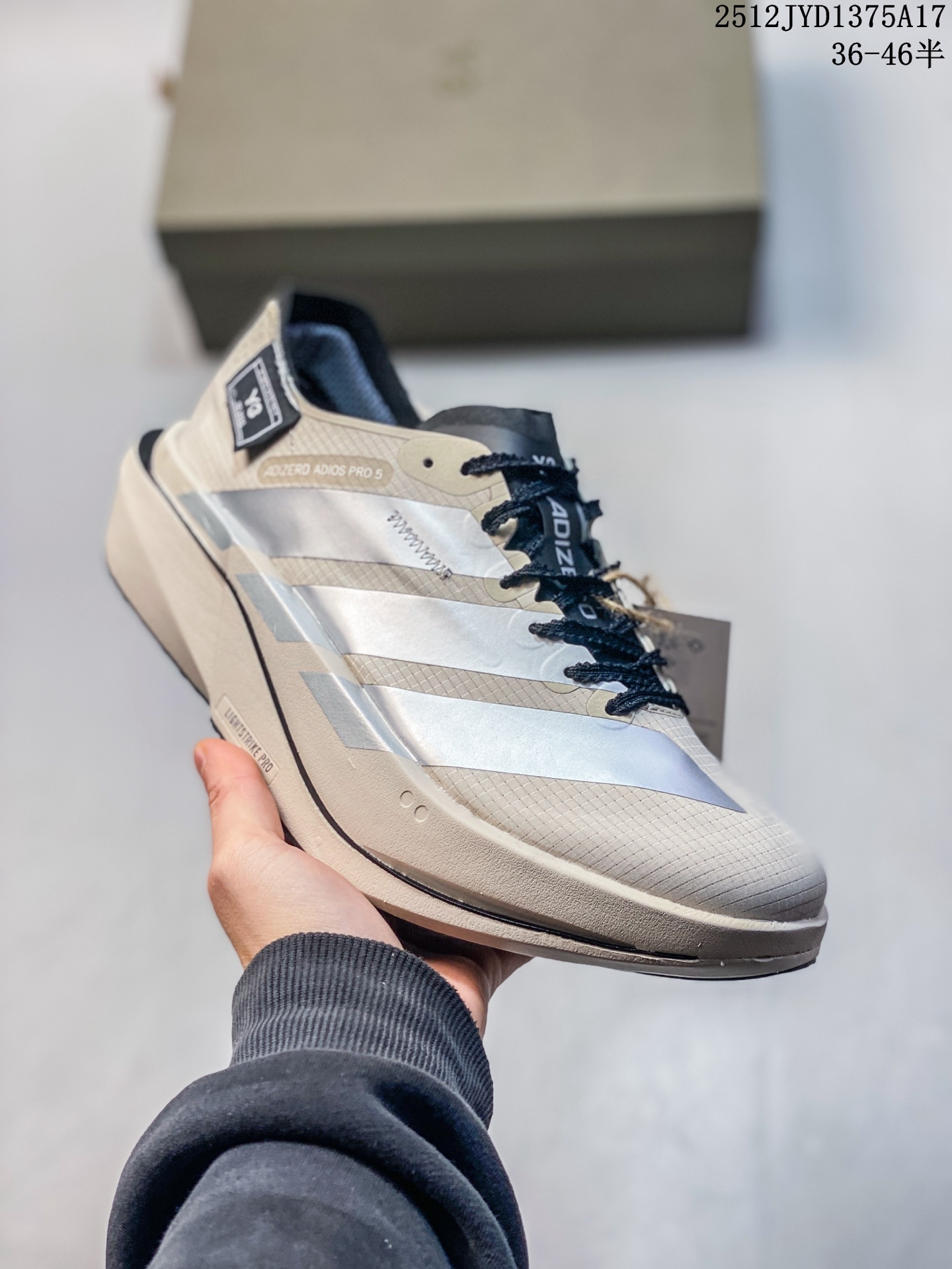 Adidas Adizero Adios 5 M 阿迪超轻透气缓震跑鞋 全掌碳板 整体外观造型与adiZero Adios Pro EVO 1非常相似 中底配置方面搭载全掌Lightstrike Pro 鞋面采用透气网面示人 契合日常训练鞋的定位 更加耐用 外底给到了马牌橡胶 及上代竞速旗舰adidas Adizero Adios Pro 3区域分布 官方货号: K18213 JYD1375A17