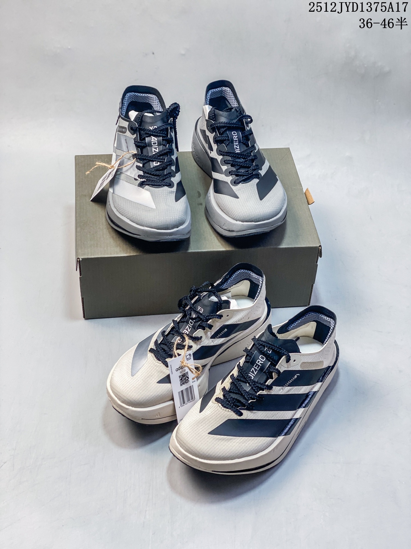 Adidas Adizero Adios 5 M 阿迪超轻透气缓震跑鞋 全掌碳板 整体外观造型与adiZero Adios Pro EVO 1非常相似 中底配置方面搭载全掌Lightstrike Pro 鞋面采用透气网面示人 契合日常训练鞋的定位 更加耐用 外底给到了马牌橡胶 及上代竞速旗舰adidas Adizero Adios Pro 3区域分布 官方货号: K18213 JYD1375A17