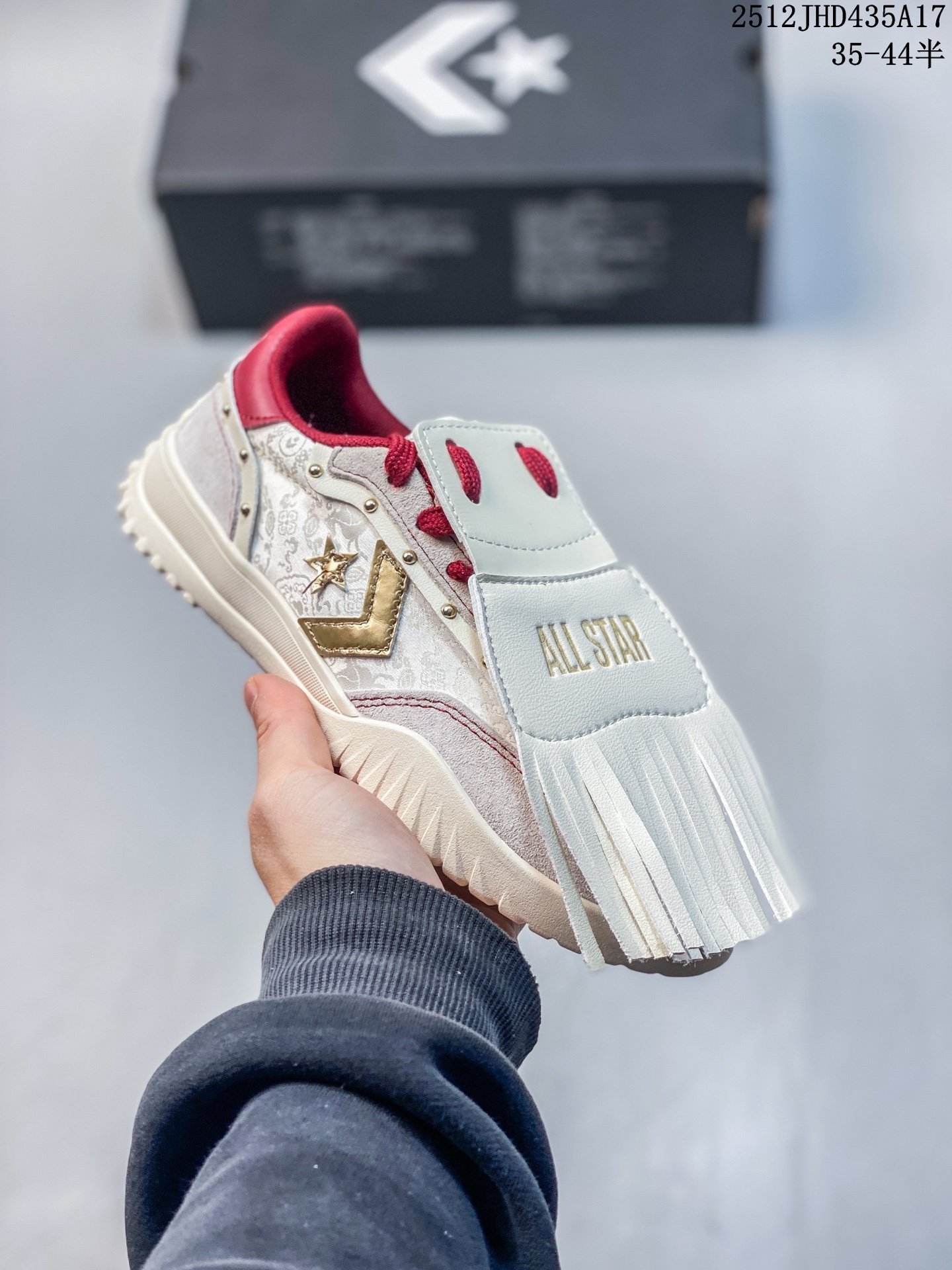 💰150
【龙马精神 踏新而行】🐎
匡威马年限定款惊艳登场！
经典 1970 鞋型披上新年战袍，白底赤纹交织祥瑞，金色铆钉点缀鸿运——左牵酒红沉稳，右系彩带飞扬，每一步都踩出传统与潮流的交响。
是鞋，更是开年好礼！✨
穿上这双「马到功成」
码数 35-44
12JHD435A17