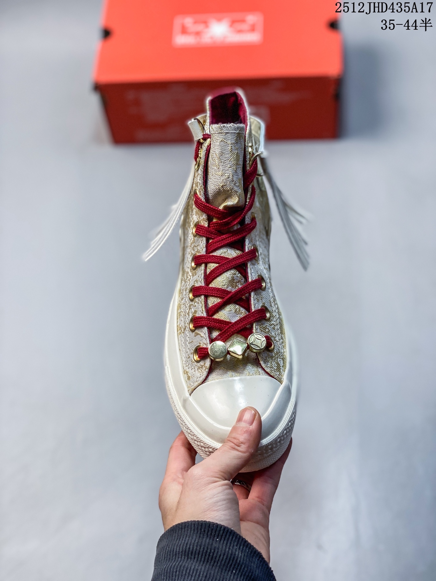 💰150
【龙马精神 踏新而行】🐎
匡威马年限定款惊艳登场！
经典 1970 鞋型披上新年战袍，白底赤纹交织祥瑞，金色铆钉点缀鸿运——左牵酒红沉稳，右系彩带飞扬，每一步都踩出传统与潮流的交响。
是鞋，更是开年好礼！✨
穿上这双「马到功成」
码数 35-44
12JHD435A17