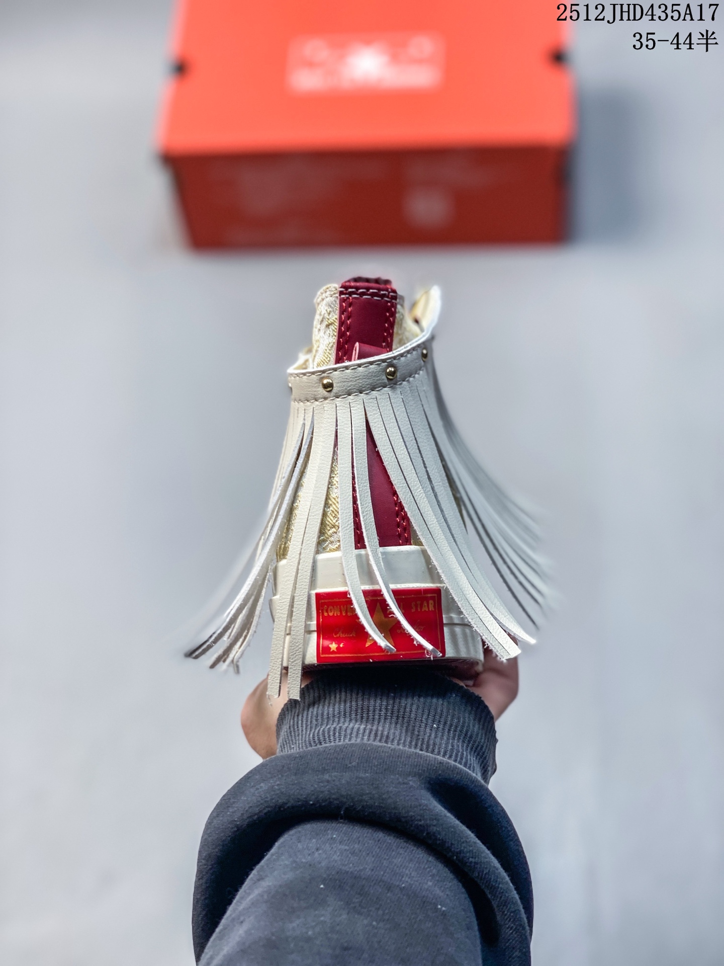 💰150
【龙马精神 踏新而行】🐎
匡威马年限定款惊艳登场！
经典 1970 鞋型披上新年战袍，白底赤纹交织祥瑞，金色铆钉点缀鸿运——左牵酒红沉稳，右系彩带飞扬，每一步都踩出传统与潮流的交响。
是鞋，更是开年好礼！✨
穿上这双「马到功成」
码数 35-44
12JHD435A17