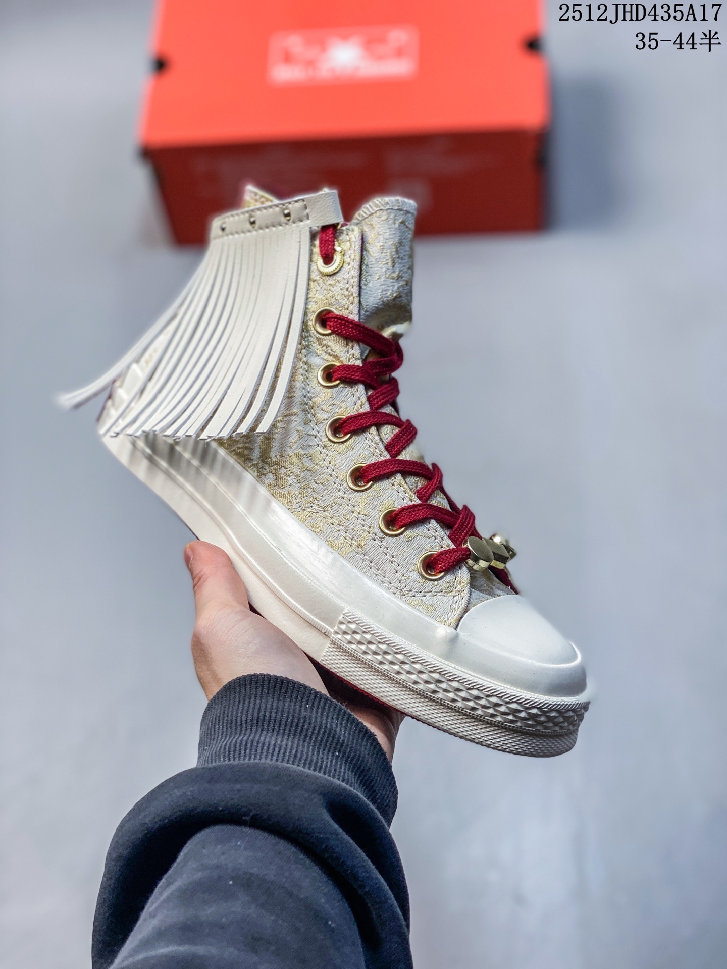 💰150
【龙马精神 踏新而行】🐎
匡威马年限定款惊艳登场！
经典 1970 鞋型披上新年战袍，白底赤纹交织祥瑞，金色铆钉点缀鸿运——左牵酒红沉稳，右系彩带飞扬，每一步都踩出传统与潮流的交响。
是鞋，更是开年好礼！✨
穿上这双「马到功成」
码数 35-44
12JHD435A17