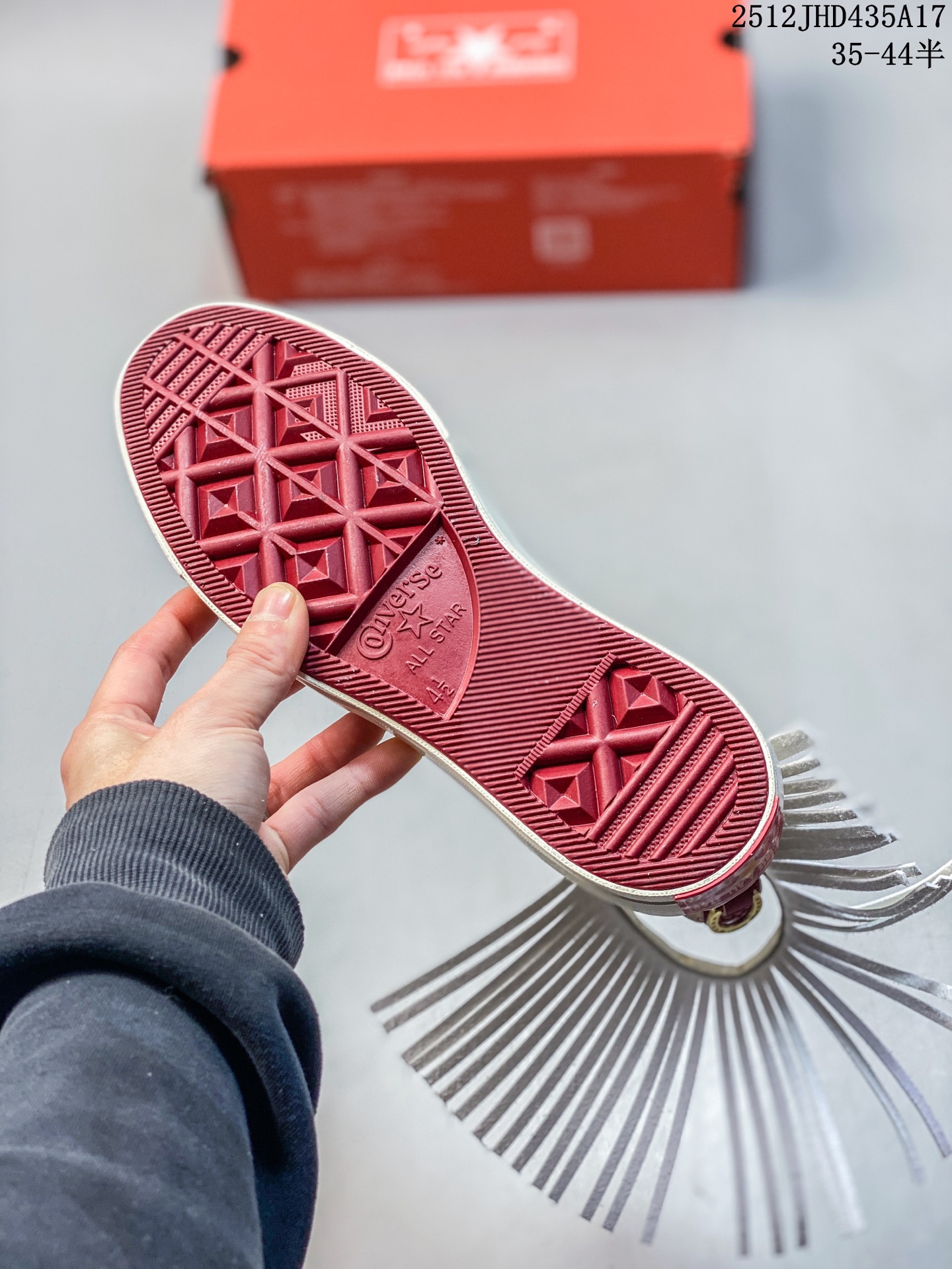 💰150
【龙马精神 踏新而行】🐎
匡威马年限定款惊艳登场！
经典 1970 鞋型披上新年战袍，白底赤纹交织祥瑞，金色铆钉点缀鸿运——左牵酒红沉稳，右系彩带飞扬，每一步都踩出传统与潮流的交响。
是鞋，更是开年好礼！✨
穿上这双「马到功成」
码数 35-44
12JHD435A17