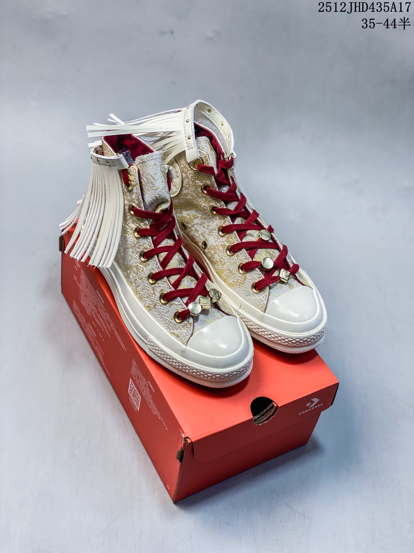 💰150
【龙马精神 踏新而行】🐎
匡威马年限定款惊艳登场！
经典 1970 鞋型披上新年战袍，白底赤纹交织祥瑞，金色铆钉点缀鸿运——左牵酒红沉稳，右系彩带飞扬，每一步都踩出传统与潮流的交响。
是鞋，更是开年好礼！✨
穿上这双「马到功成」
码数 35-44
12JHD435A17