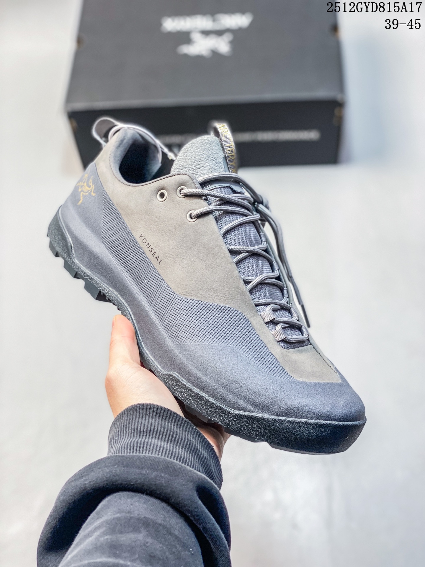 ARC‘TERYX始祖鸟 采用【防水 防滑 不开胶工艺 进口胶水无异味】多处细节可比 9道工艺跟ZP一致原版开发1-1 欢迎对比市面上任何版本(一直在研究工艺~轻量 男 登山鞋 夏季透气款 徒步 攀岩 徒步户外休闲鞋 上脚舒适轻便无负重感 四季百搭这双鞋,不仅仅可以穿着逛街上班,更可以穿着徒步旅游甚至攀岩!说实话,没多少人真的会去攀岩,经我们试穿,这双鞋,日常穿也是非常舒服轻便!搭配日常的衣服完全不违和!结构中底TPU底盘,保护双脚.配置3D模具保护双脚+一体化系带系统,鞋面防撕裂网布、TPU保护膜和牛巴革合成面料,喜欢放心入!这种类型的鞋子咱们家超难得遇到一次,喜欢一定不要错过 GYD815A17